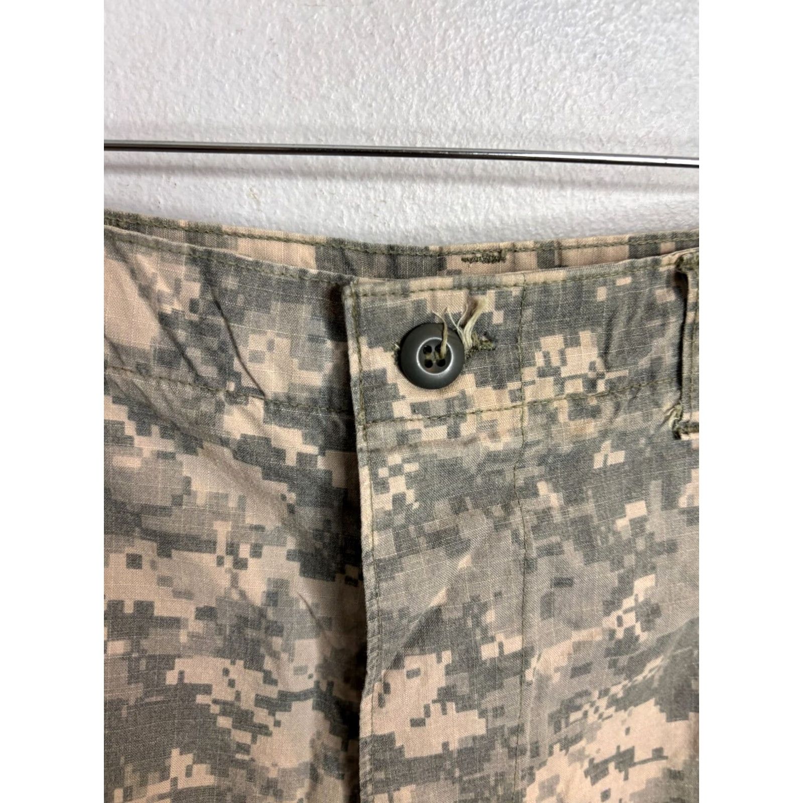Vintage USAF Desert Camo Pants Mens 32 Regular Beige Cargo 90s Army Outdoor Workwear Belt Loops Pockets Cotton Nylon Straight Front Casual Size US 32 / EU 48 - 3 Thumbnail