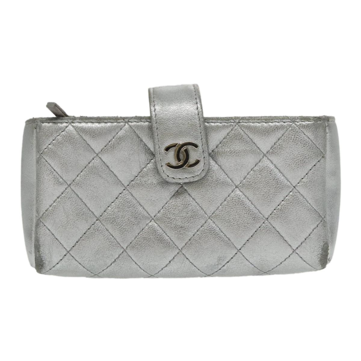 Quilted Silver Leather Clutch Bag (Pre-Owned)