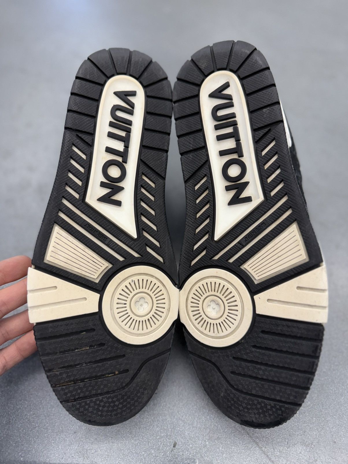 Louis Vuitton Louis Vuitton LV Trainer White Black Size LV 8.5 / US 9.5 Size US 9.5 / EU 42-43 - 12 Thumbnail