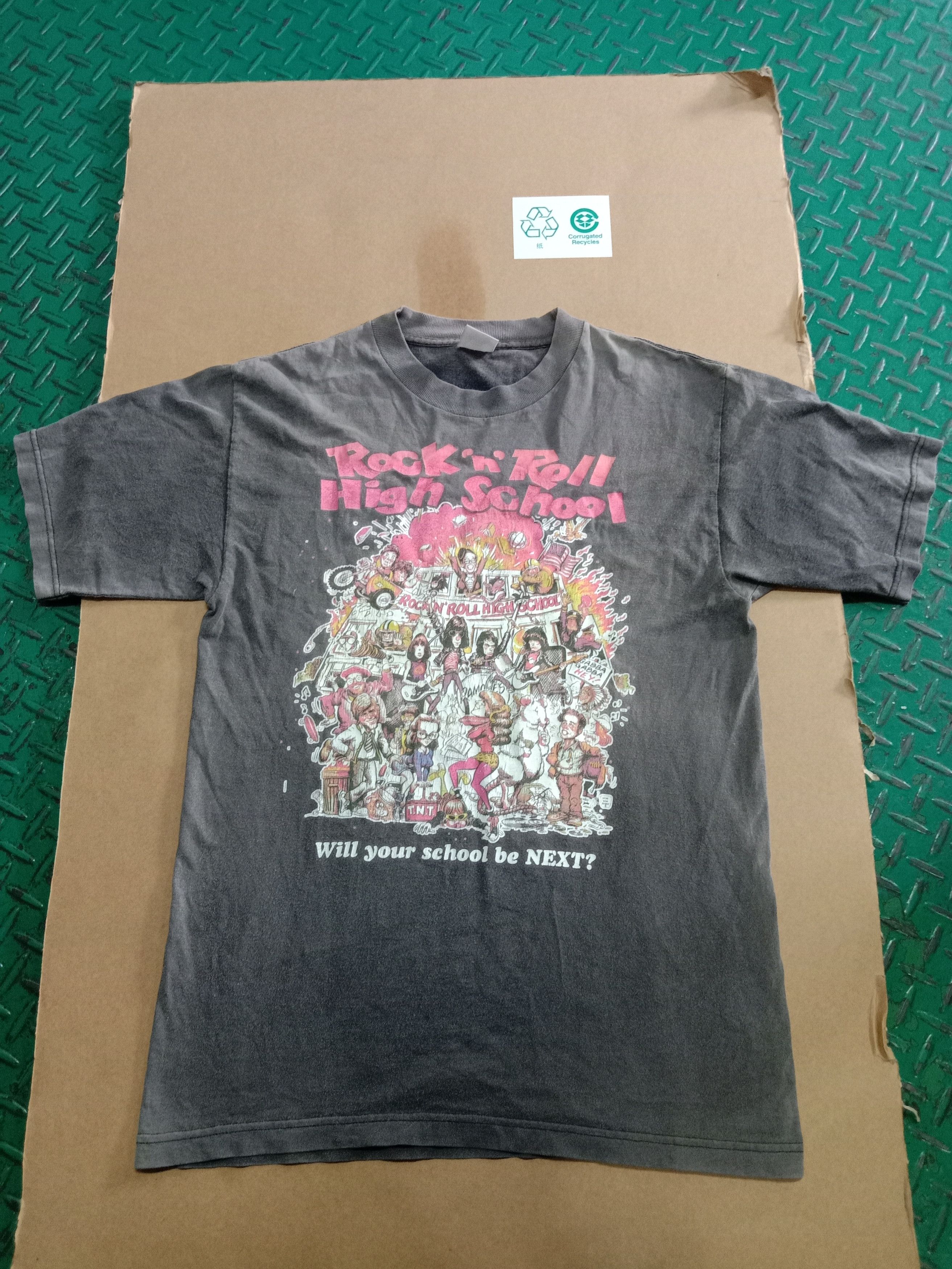 Band Tees Vintage Ramones rock n roll high school Size US M / EU 48-50 / 2 - 1 Thumbnail