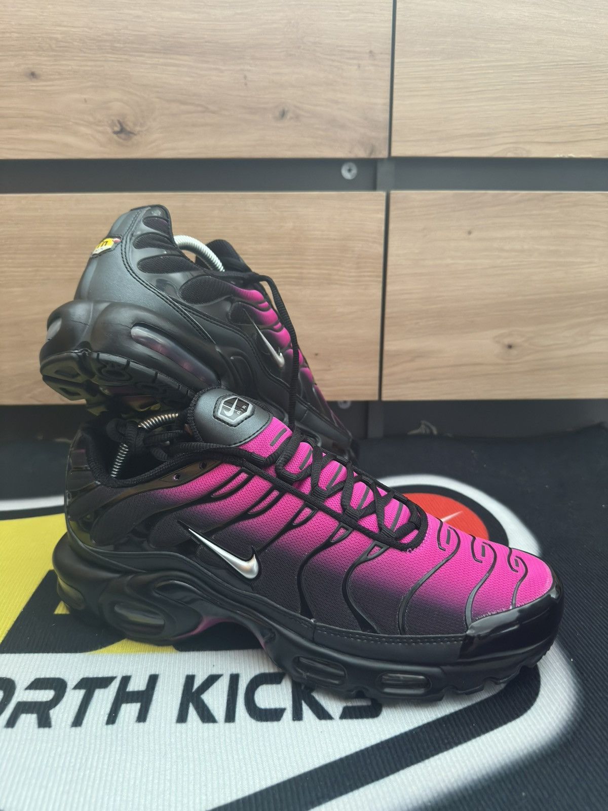 Nike Nike Air Max Plus Black/pink Size US 9 / EU 42 - 8 Thumbnail