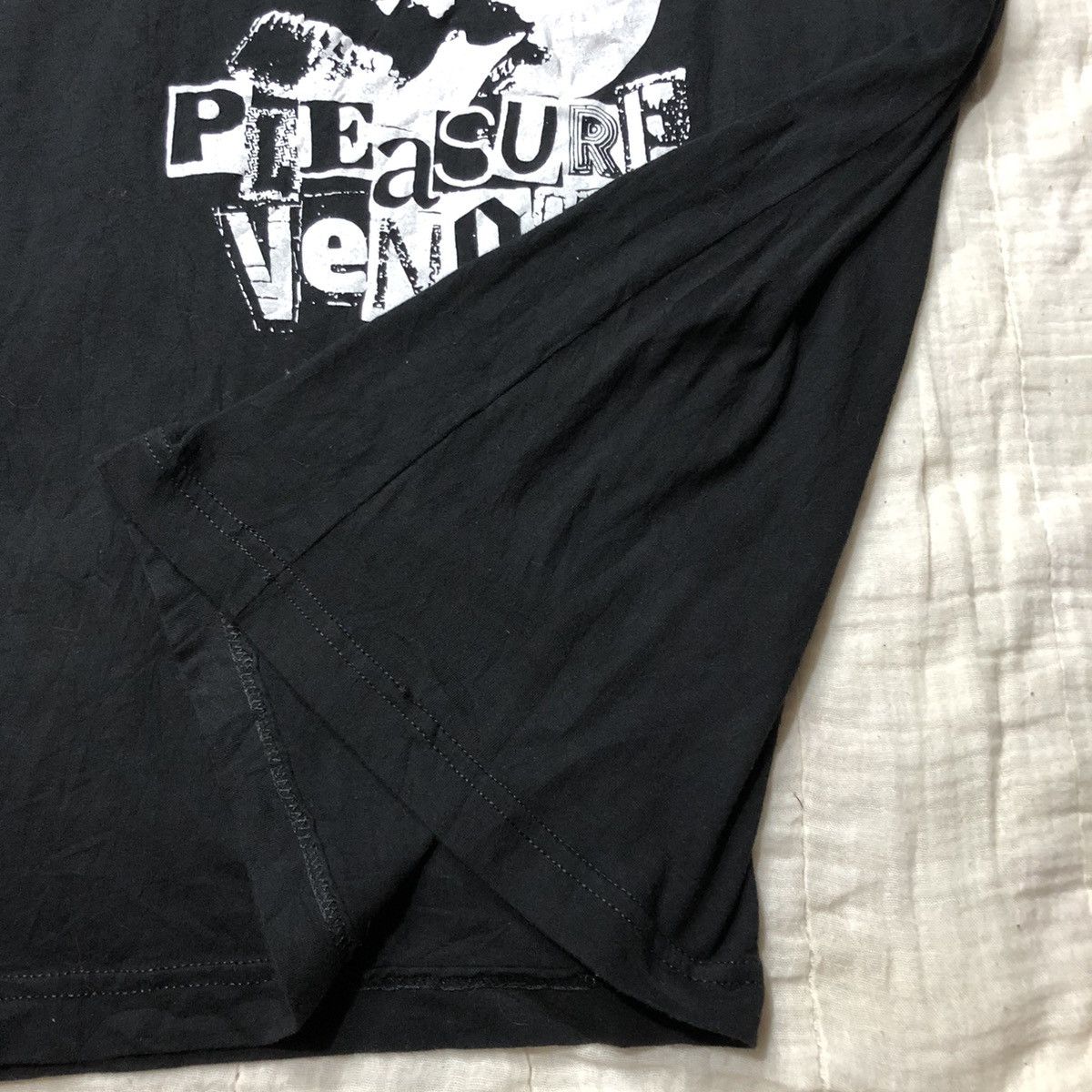 Band Tees Vintage Pleasure Venom Alternative Band T Shirt Size US L / EU 52-54 / 3 - 8 Thumbnail