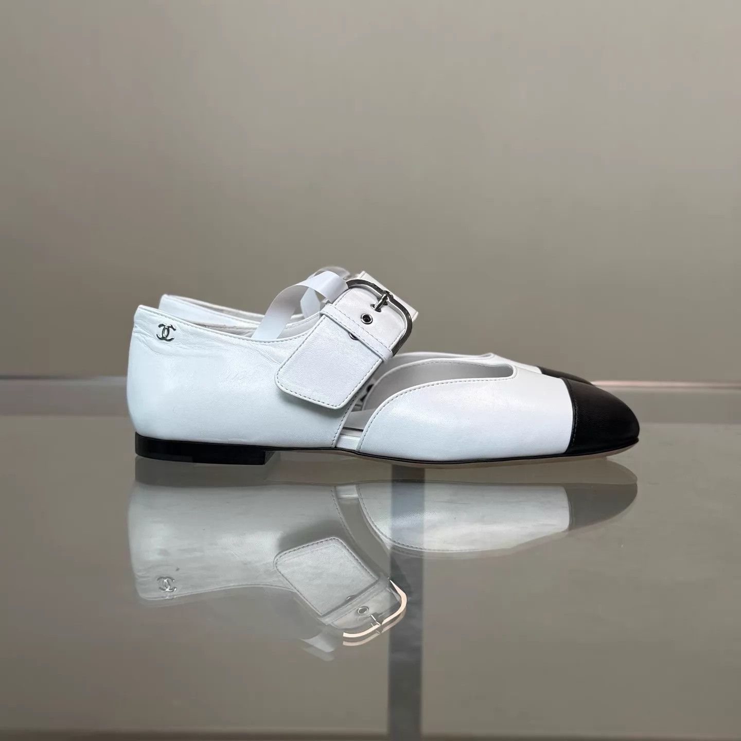 Chanel CHANEL 26P Black & White Color Block Mary Jane Shoes EU37.5 Size US 7 / IT 37 - 4 Thumbnail