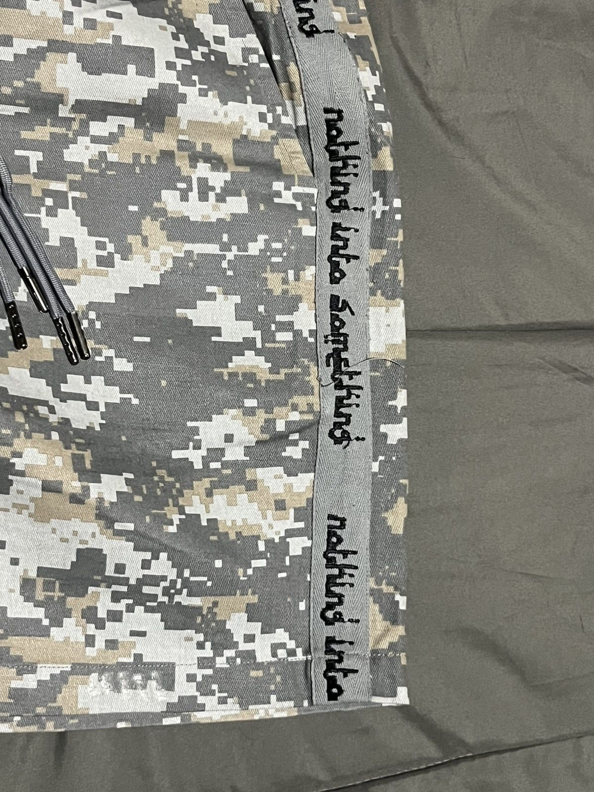 Other Nothing Into Something Double-Waisted Camo Short Size US 34 / EU 50 - 4 Thumbnail