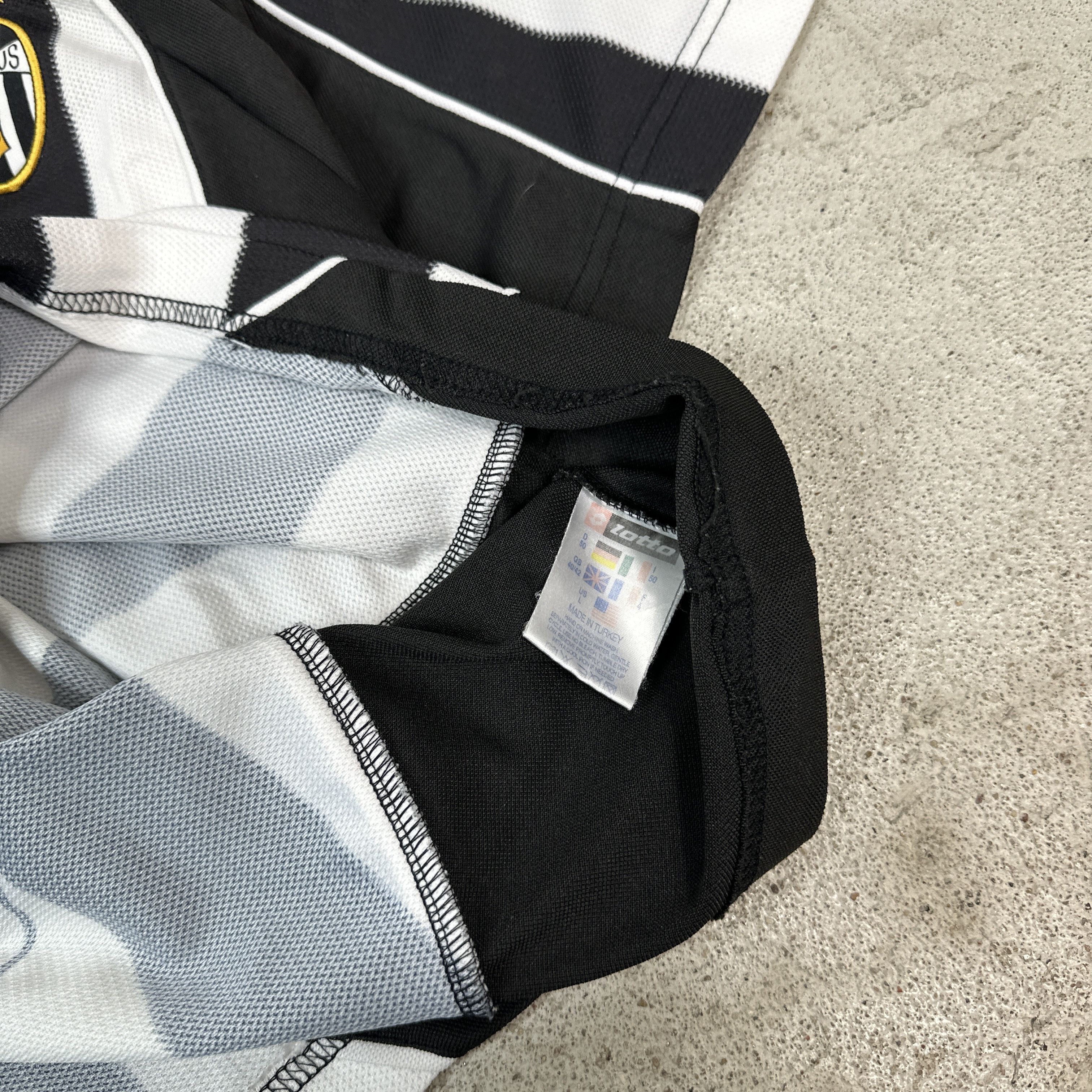 Vintage Jersey Lotto Juventus 02/03 Home Size US L / EU 52-54 / 3 - 5 Thumbnail