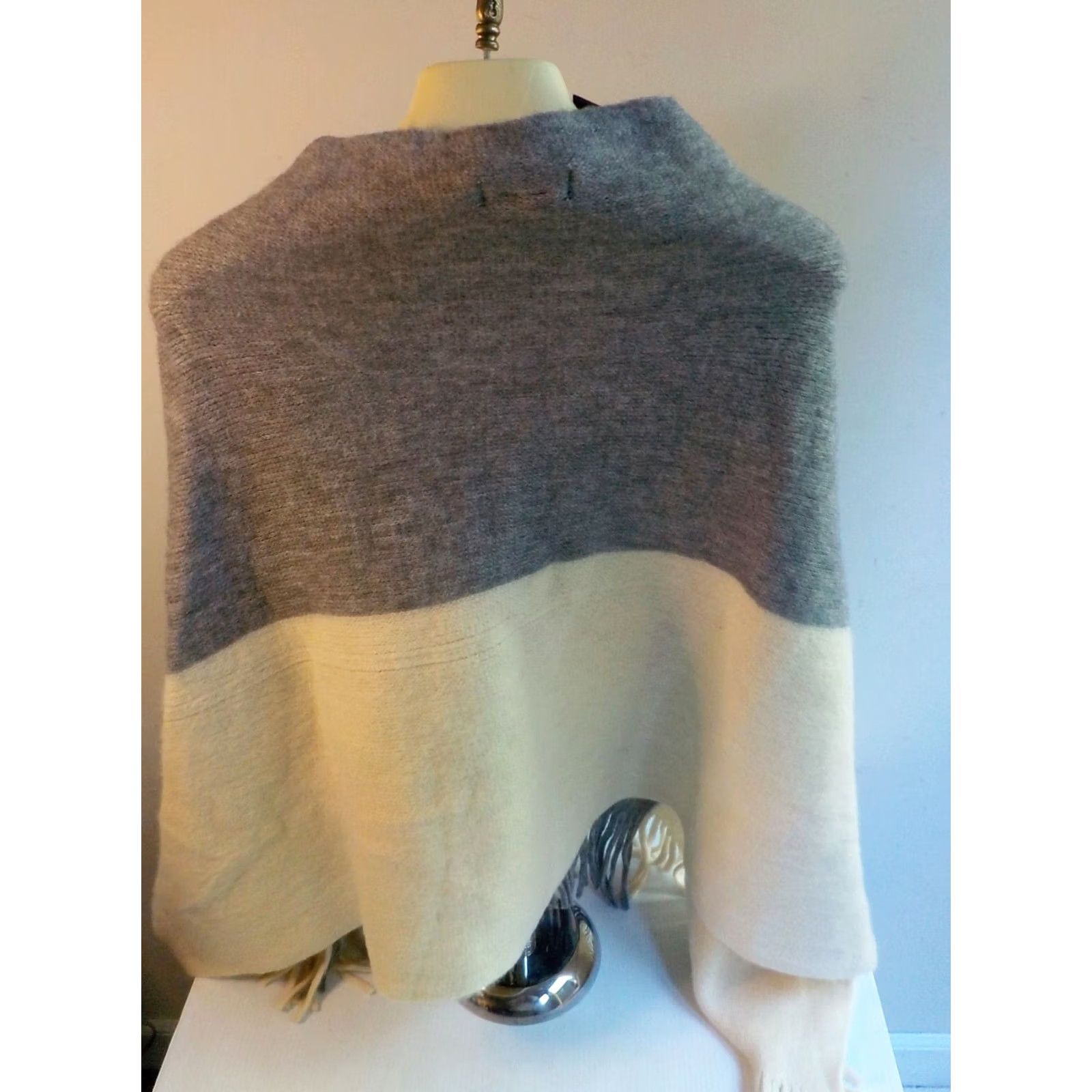 Steve Madden Steve Madden Sweater Cape/Poncho One Size 2 Tone Zip Front Gray/Ivory Acrylic Womens Size ONE SIZE - 4 Thumbnail