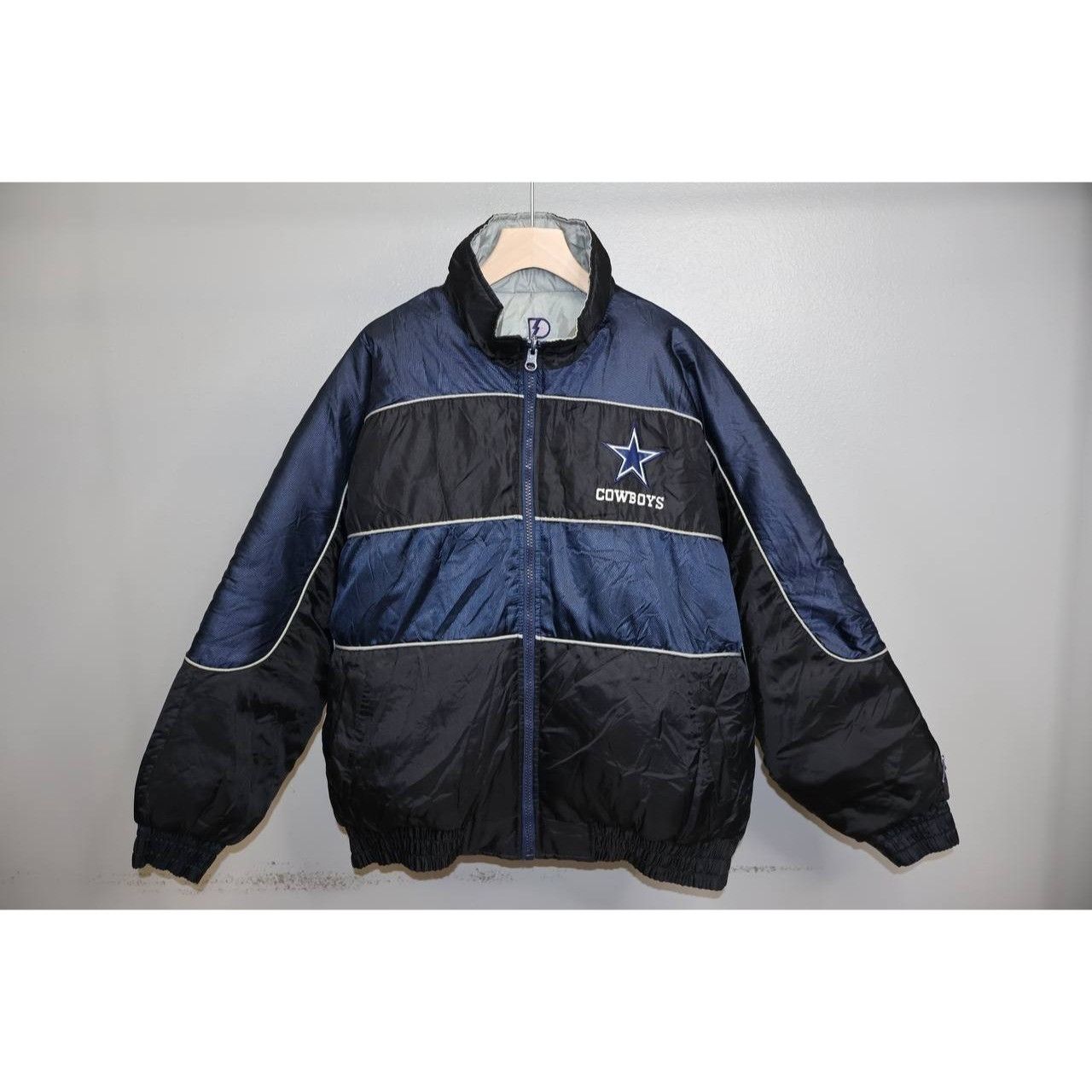 Vintage Vintage Dallas Cowboys NFL Puffer Jacket Reversible Size US XL / EU 56 / 4 - 1 Thumbnail