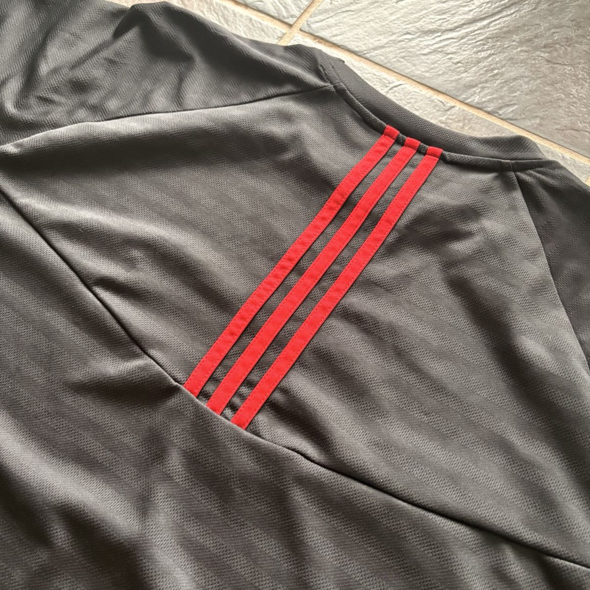 Adidas × Vintage Vintage adidas y2k t shirt with red stripes behind the shirt Size US L / EU 52-54 / 3 - 6 Thumbnail