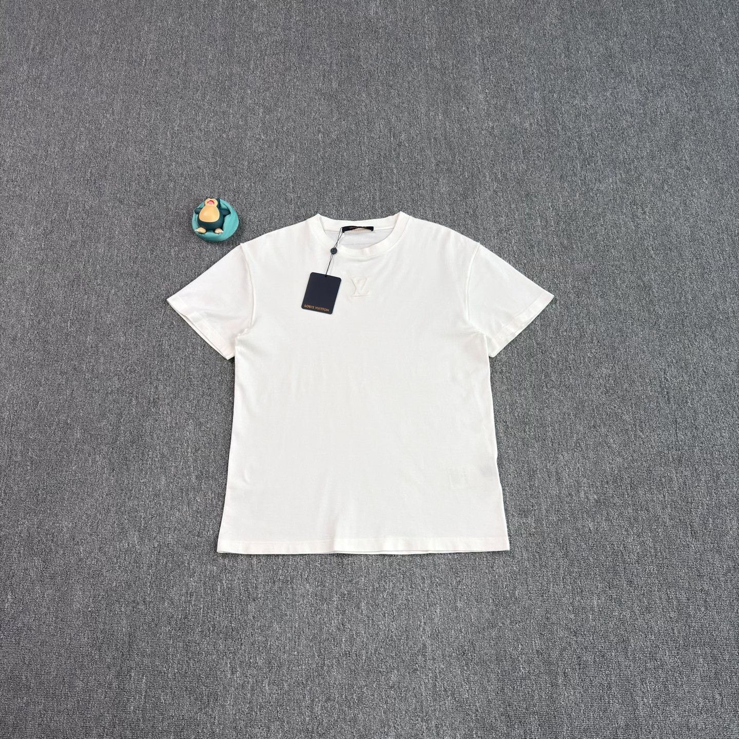 Louis Vuitton LV 25 Embossed Chest Logo White T-Shirt Size US S / EU 44-46 / 1 - 1 Thumbnail
