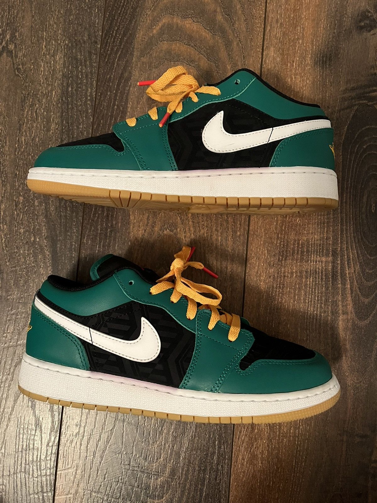 Jordan Brand × Nike Air Jordan 1 Low SE Holiday Special (2022) Size US 7 / EU 40 - 2 Thumbnail