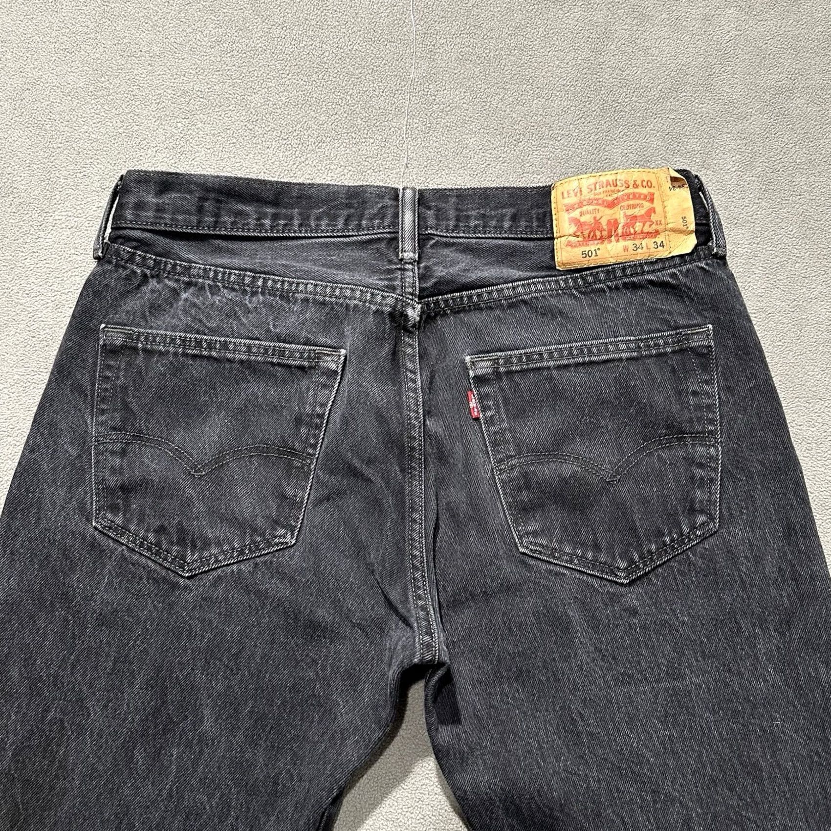 Levi's Levi's 501 Jeans Mens 34x34 Button Fly Dark Denim GUC Regular Fit Straight 5-Pocket Black 33x30.5 Inseam Vintage No Size US 34 / EU 50 - 4 Thumbnail