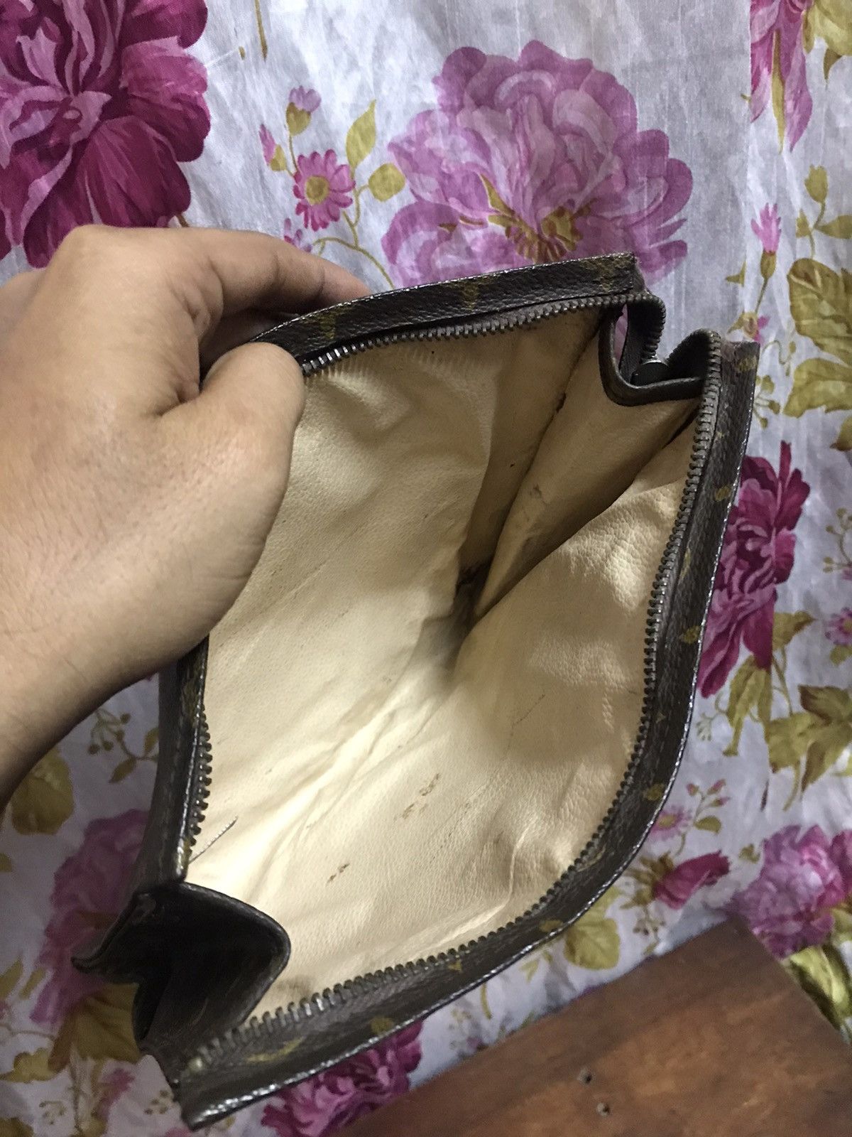 Louis Vuitton × Vintage Authentic Vintage Louis Vuitton Monogram Toiletry Pouch Size ONE SIZE - 5 Thumbnail