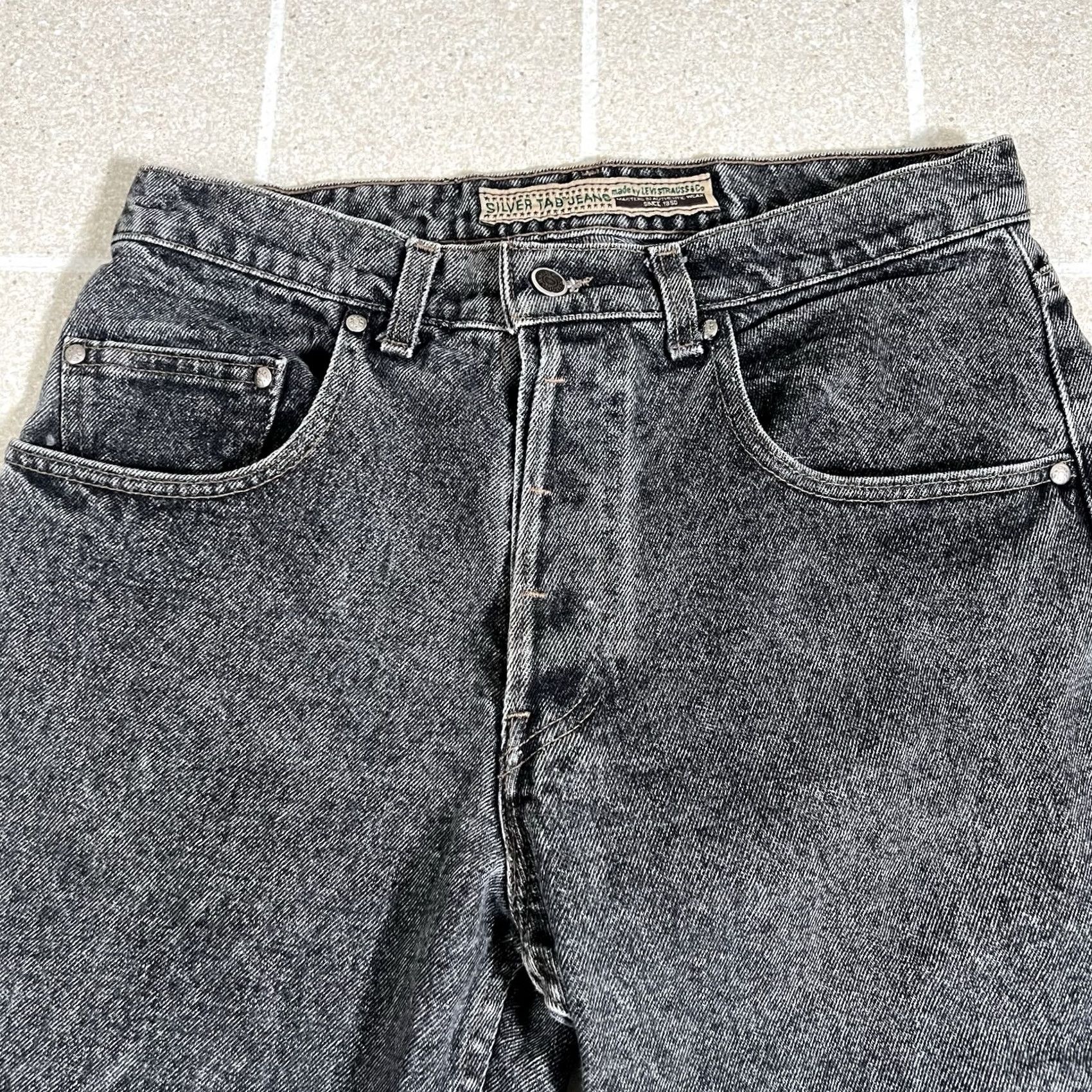 Denime VINTAGE Levis Silvertab Jeans Mens 30 X 26 Black Denim Made in USA Button Fly Jeans Mens 30 Black 1990s Size 30" / US 8 / IT 44 - 6 Thumbnail