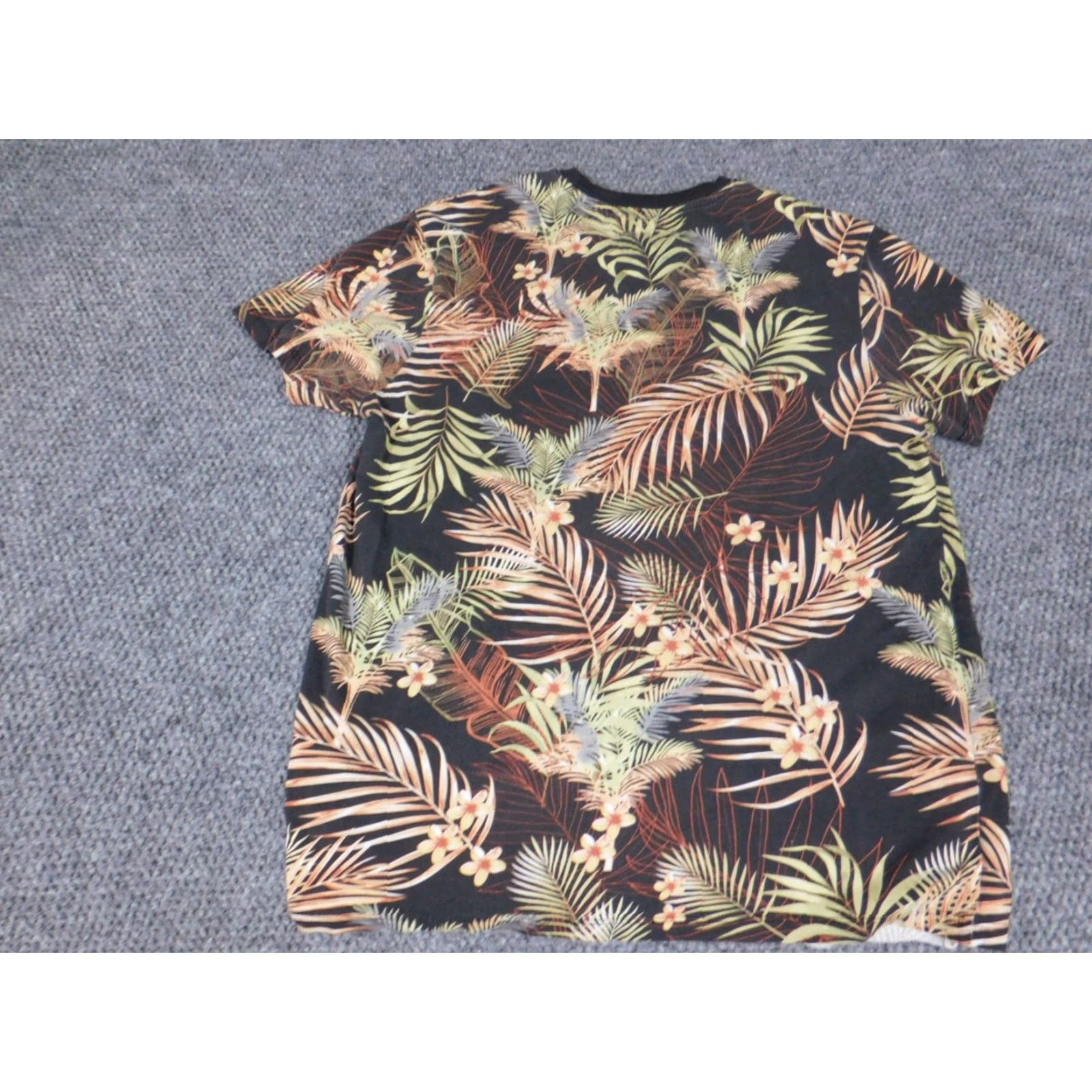 Guess GUESS Mens Shirt M Black Floral Graphic Knit Cotton Short Sleeve Crew Neck T-Shirt 90s Americana Classic Logo breathable Size US M / EU 48-50 / 2 - 6 Thumbnail