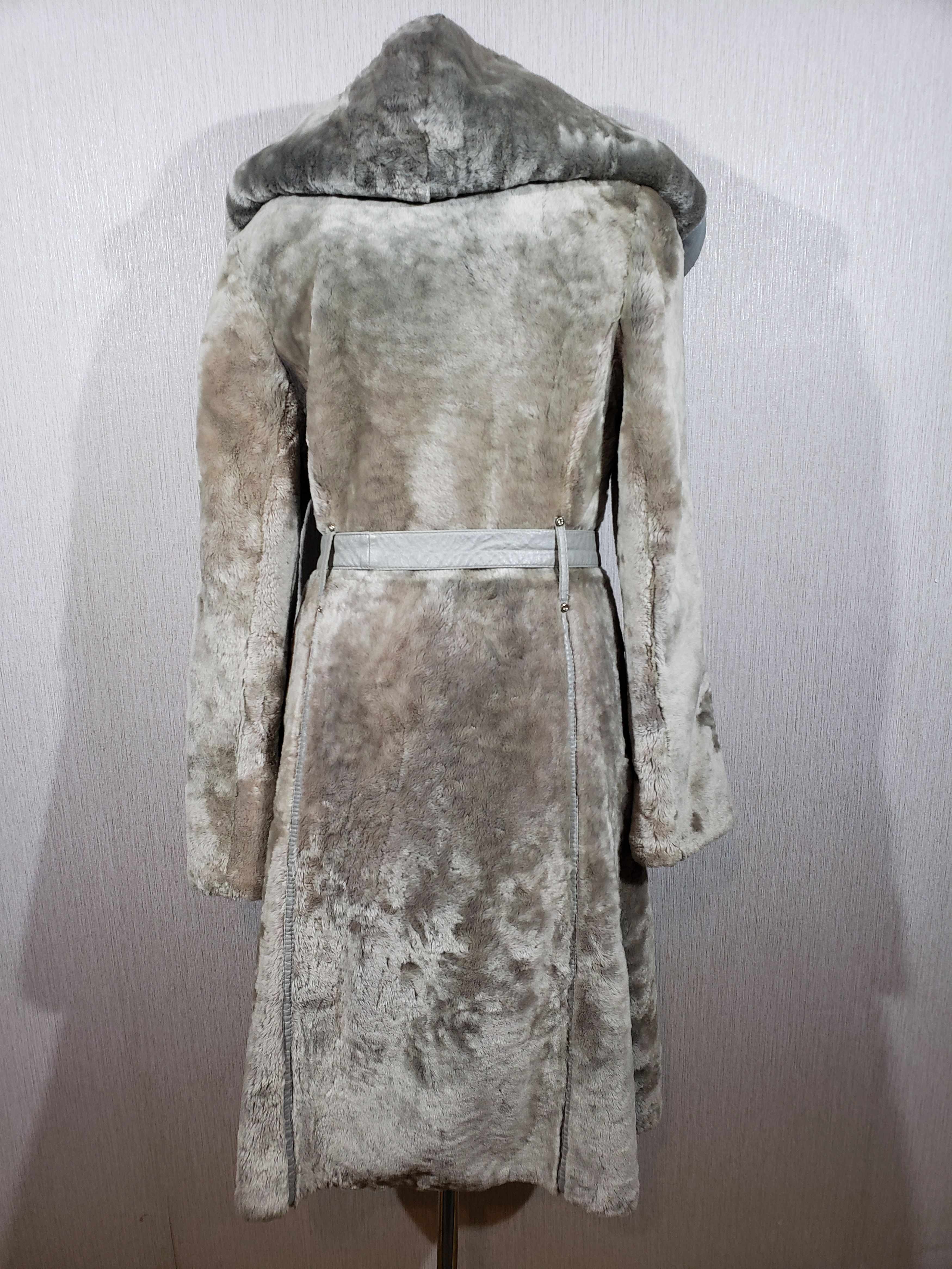 Other onderful women's sheepskin coat with a luxurious fur hood. Size L / US 10 / IT 46 - 4 Thumbnail