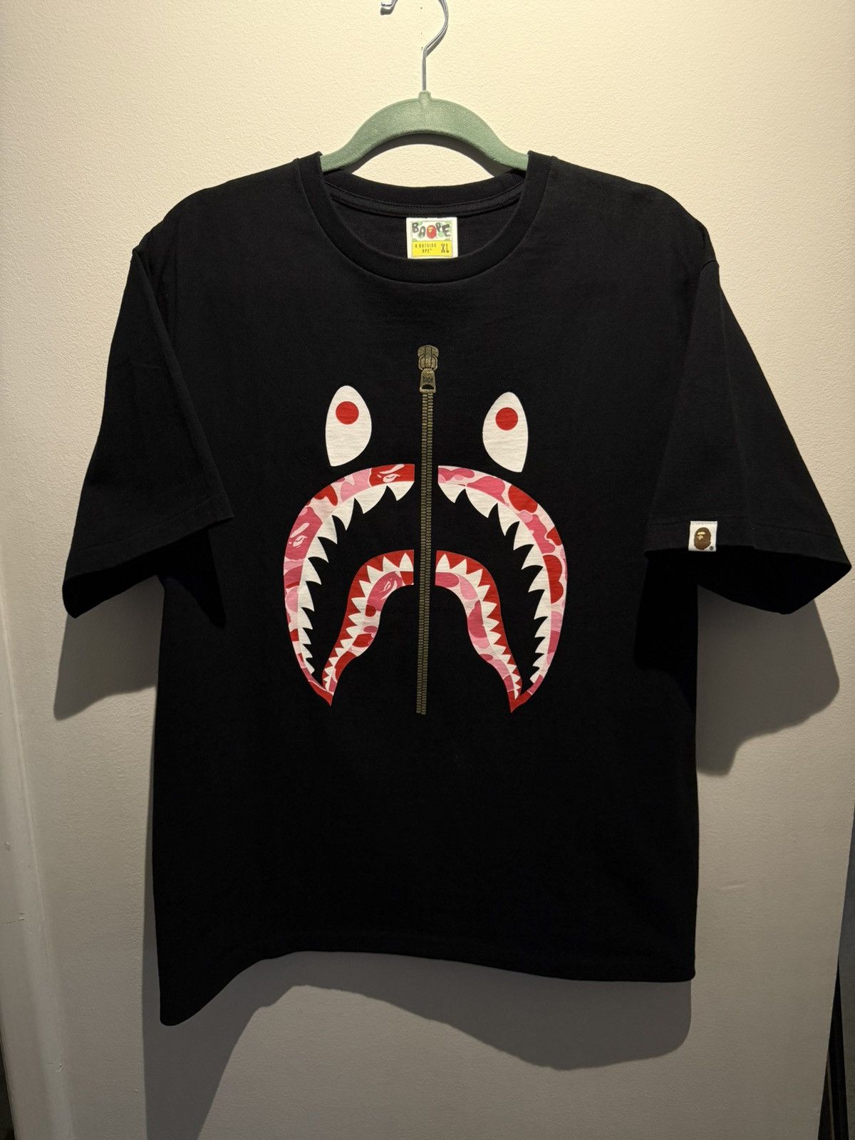 Bape Bape shark logo black tee pink camo size XL Size US XL / EU 56 / 4 - 1 Thumbnail