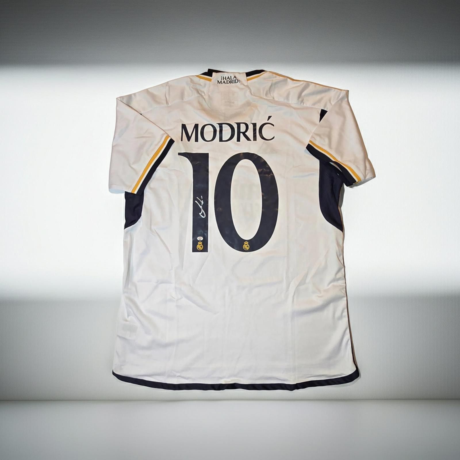 Other Luka Modric Signed Autographed Soccer Jersey PAAS COA Size ONE SIZE - 1 Thumbnail