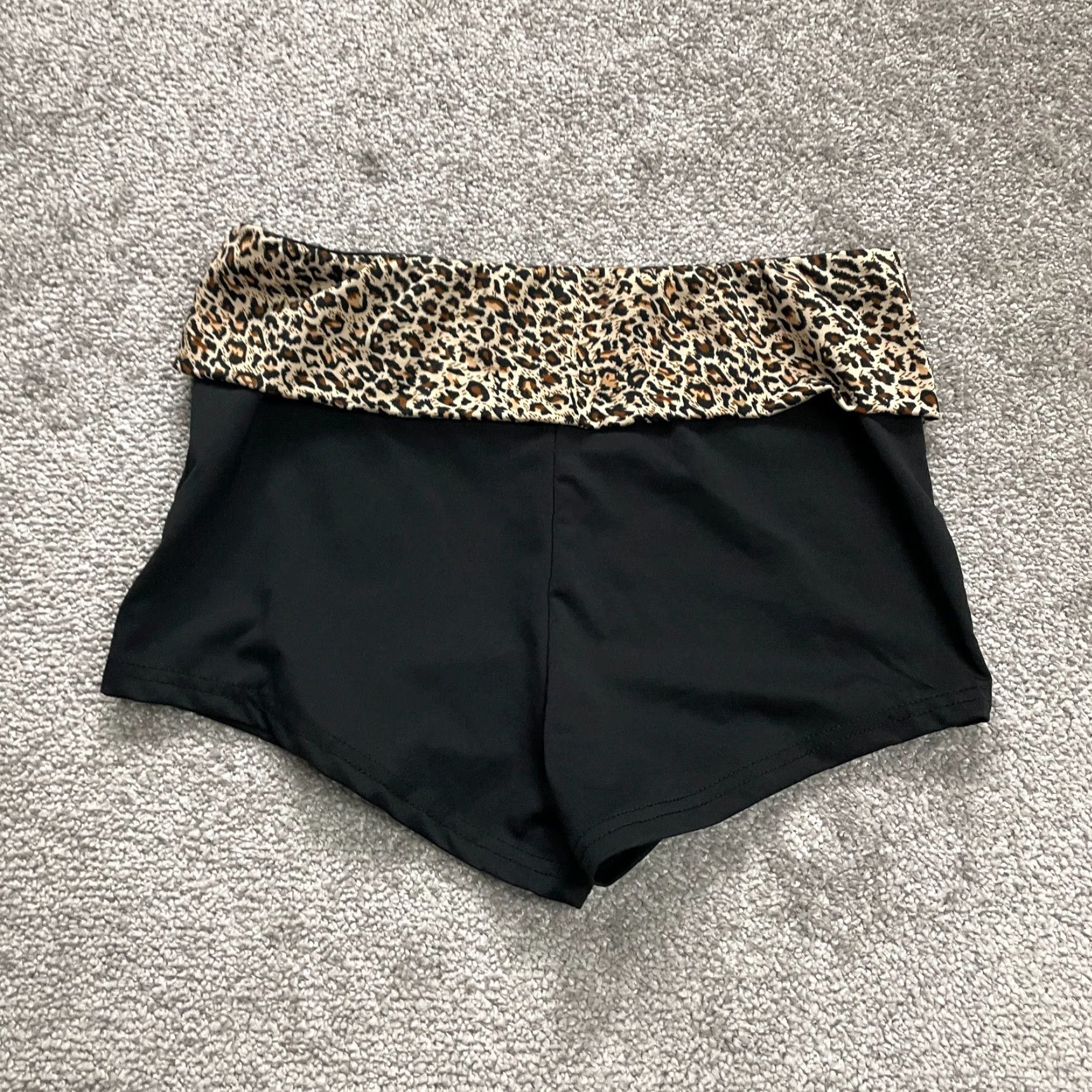 Shein SheIn Compression Shorts Women M Black Leopard Athletic Running 27x2 Pockets Breathable Lightweight Size 32" / US 10 / IT 46 - 2 Thumbnail