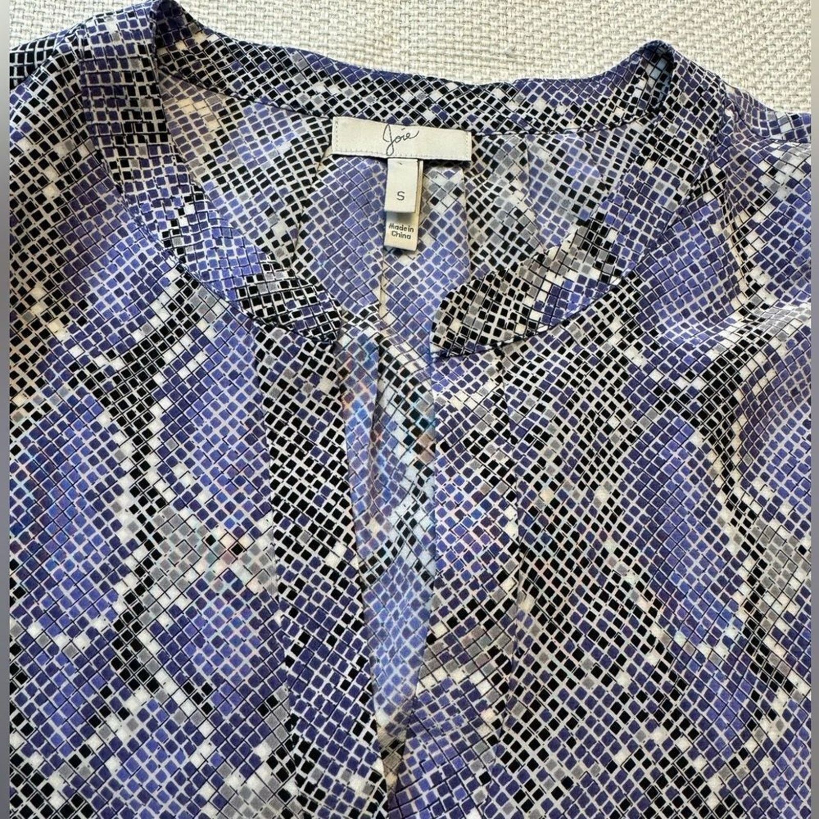 Joie Beautiful lavender snake print silk blouse by joie in size S Size S / US 4 / IT 40 - 2 Thumbnail