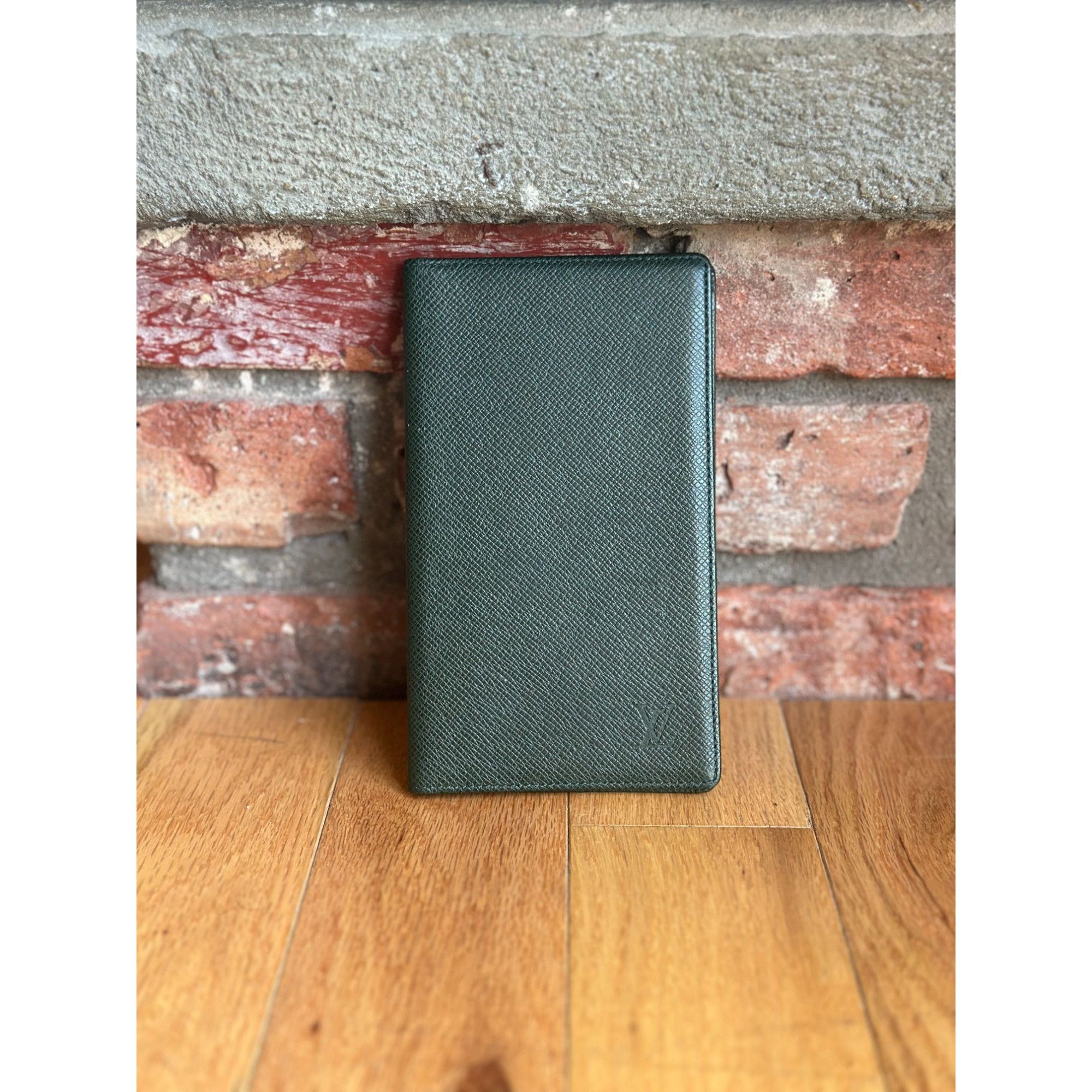 Louis Vuitton AUTH LOUIS VUITTON TAIGA BI-FOLD WALLET LEATHER PREOWNED FOR Size ONE SIZE - 3 Thumbnail