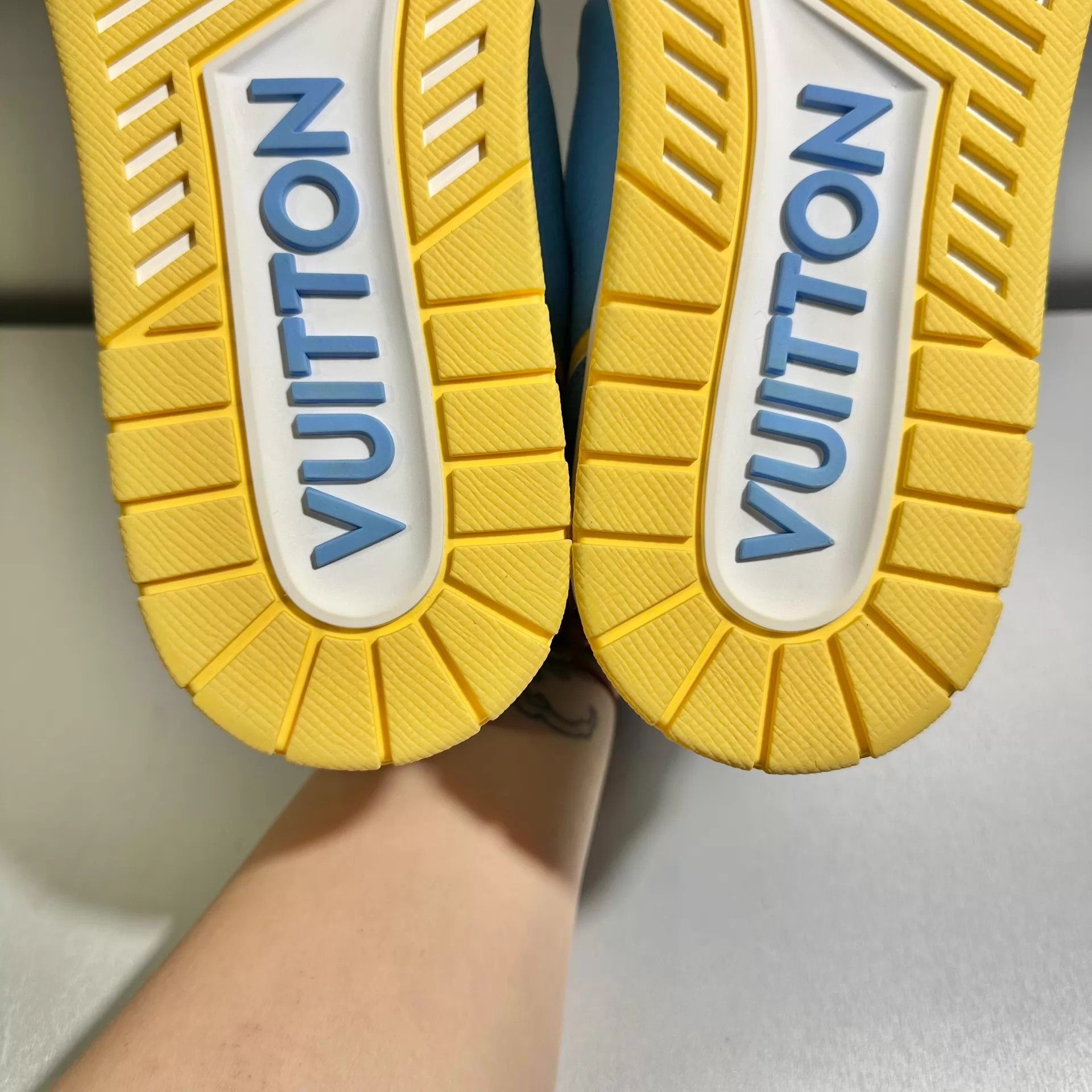 Louis Vuitton Louis Vuitton Trainer Blue Velcro Strap 41.5/7.5 Mint Size US 8.5 / EU 41-42 - 8 Thumbnail