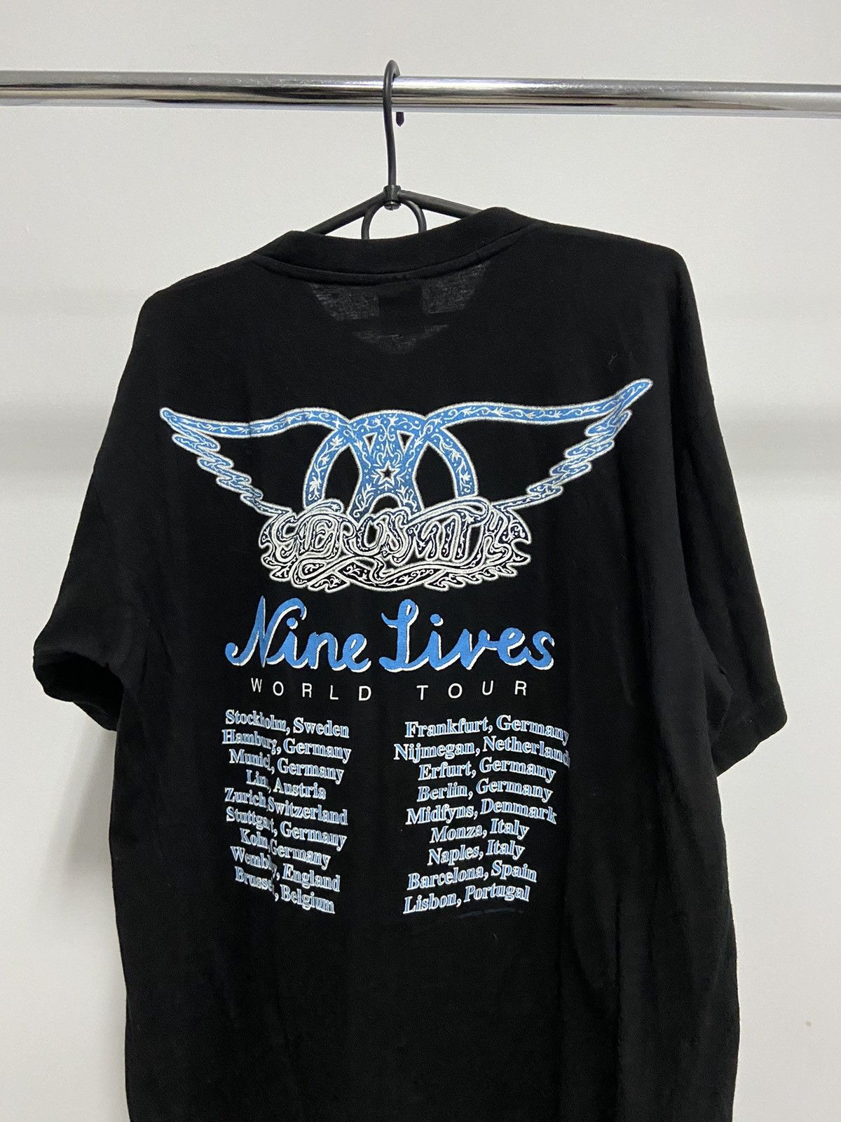 Aerosmith × Band Tees × Vintage Aerosmith 1997 nine lives tour vintage tee big logo print Size US L / EU 52-54 / 3 - 4 Thumbnail