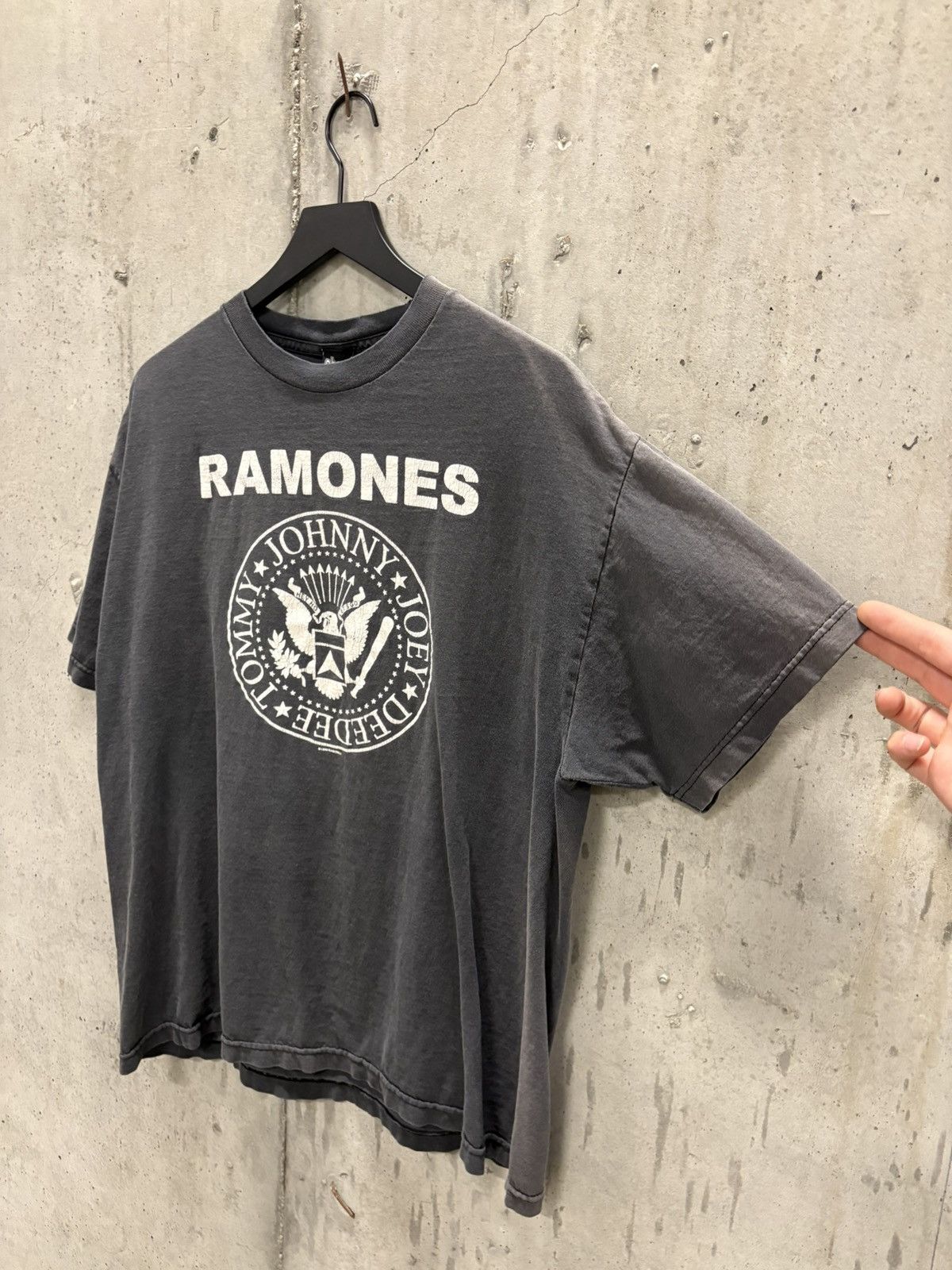 Band Tees Vintage Ramones Shirt Faded Distressed Grunge Band Thrashed Size US XL / EU 56 / 4 - 4 Thumbnail