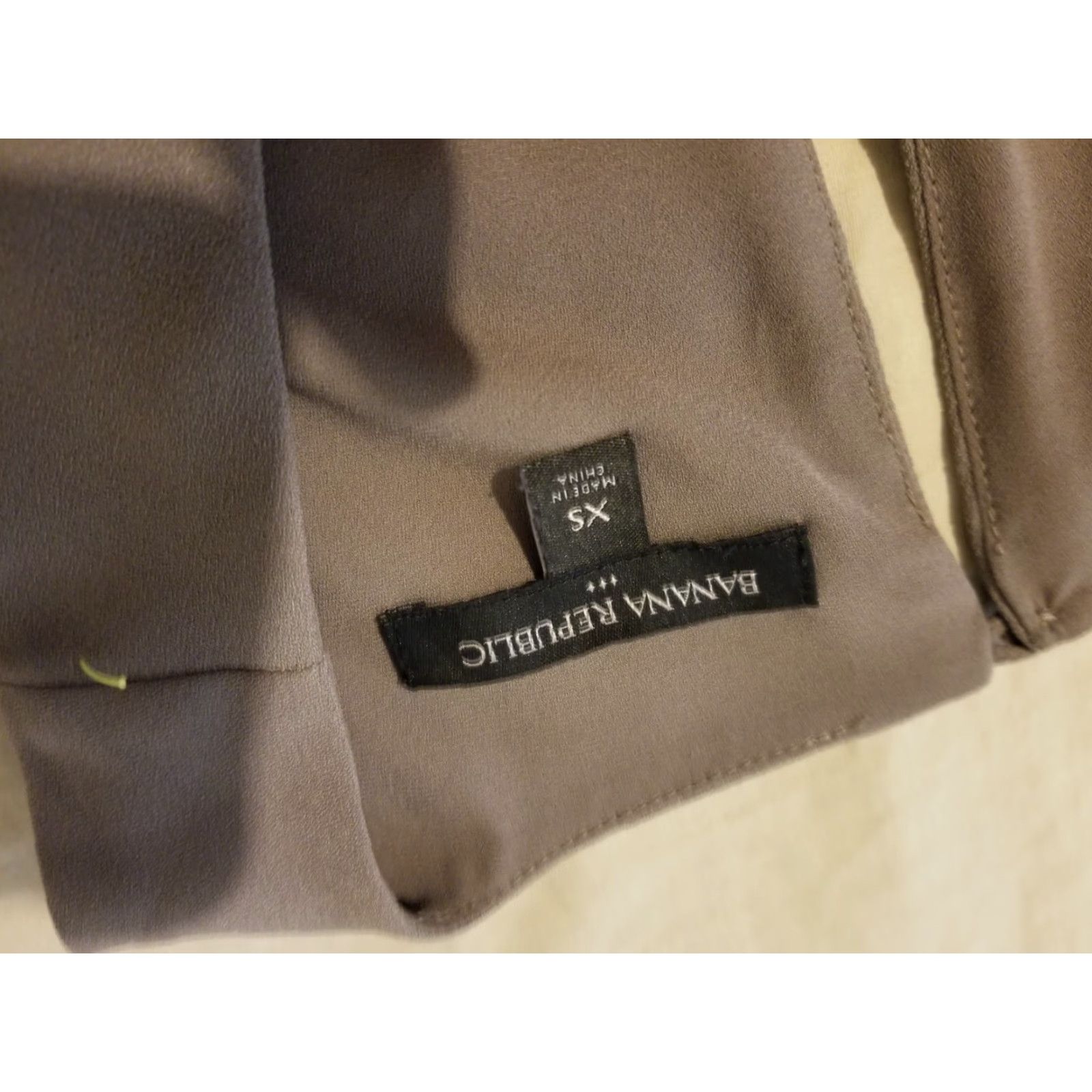 Banana Republic VINTAGE? No, not vintage. Banana Republic Shirt Blouse XS Women Beige Khaki. Size XS / US 0-2 / IT 36-38 - 2 Thumbnail