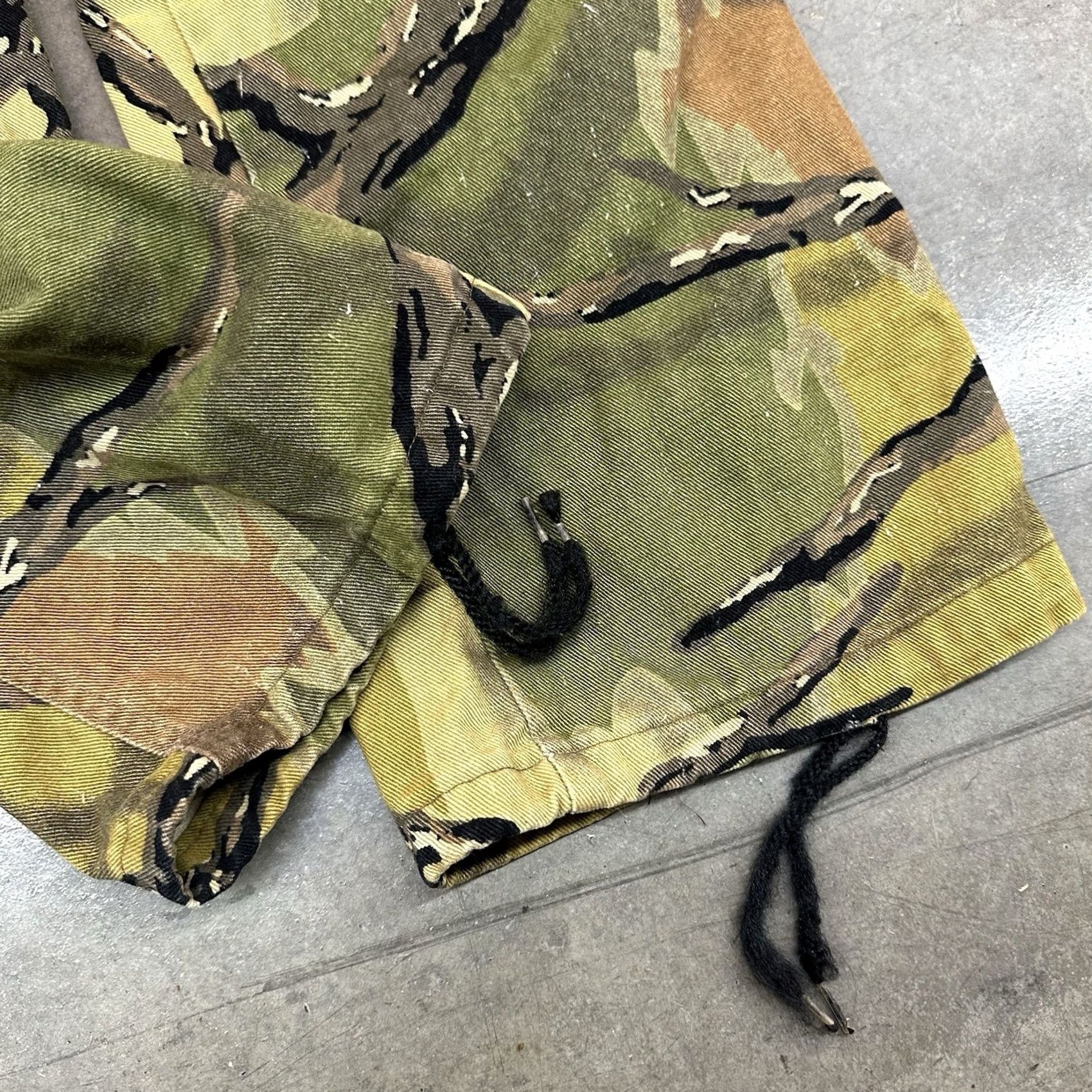 Vintage VINTAGE Predator Camo Cargo Pants Men's XL Regular Rise 13 in Inseam 31 in USA 90s Camouflage Workwear<|vq_ eius|> Size US 36 / EU 52 - 6 Thumbnail