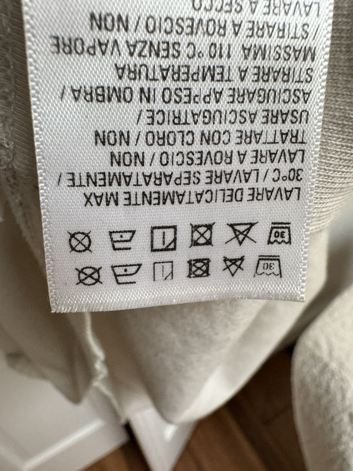 Balenciaga Balenciaga Be Different Apple T-Shirt Size US L / EU 52-54 / 3 - 6 Thumbnail