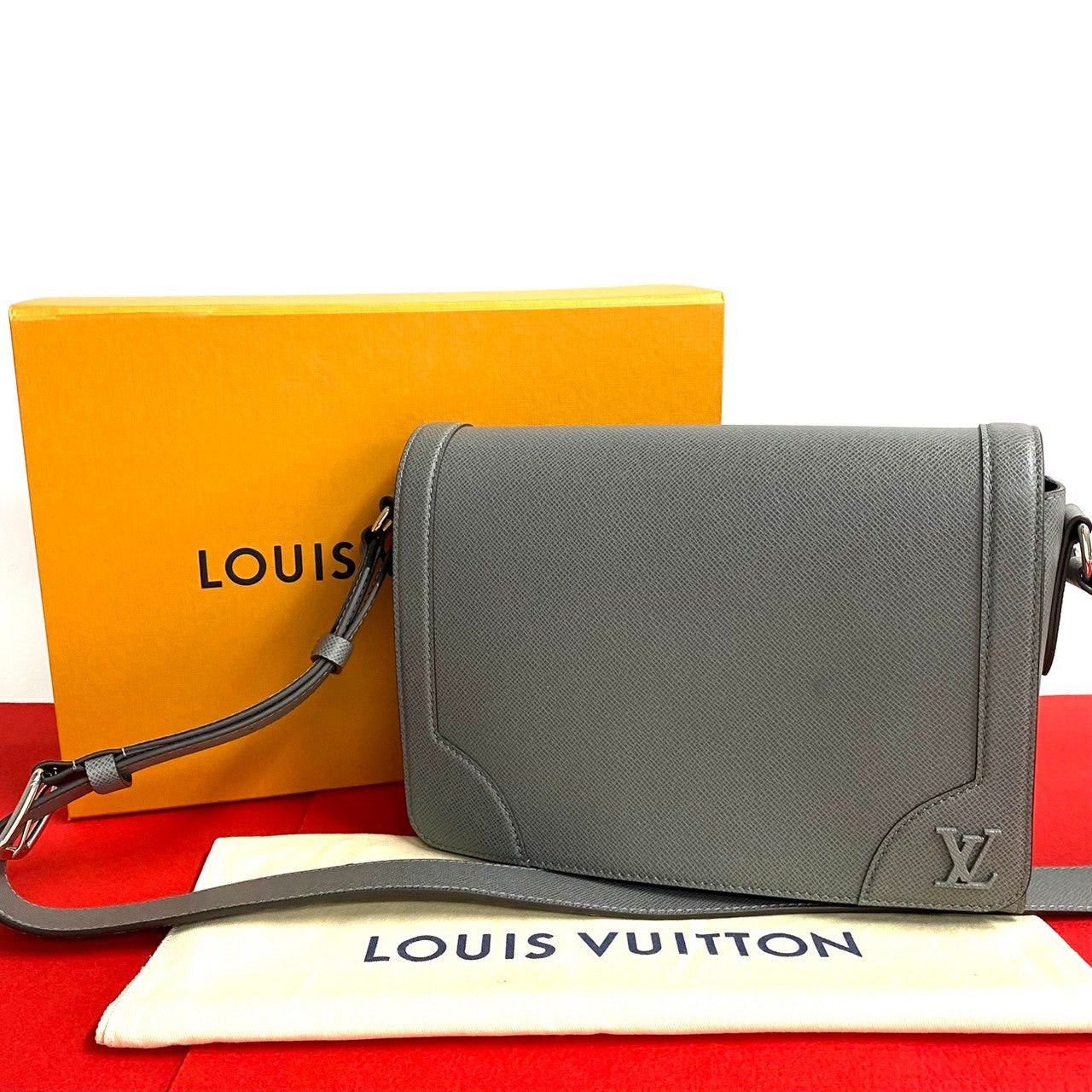 Louis Vuitton Louis Vuitton Shoulder Bag Grey Size ONE SIZE - 1 Thumbnail