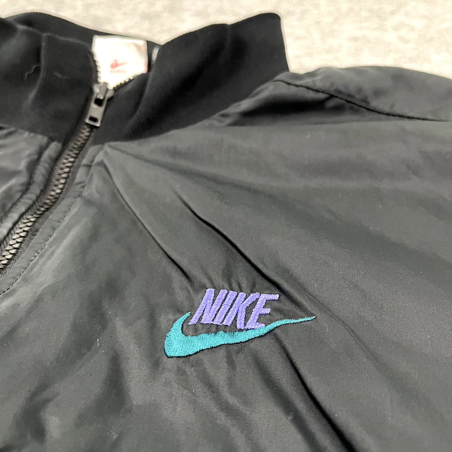 Nike VINTAGE Nike Jacket Mens L Black Purple Windbreaker Swoosh Track Retro 90s Wind-Resistant Nylon Blended Lightweight Outdoor Casual Sports Size US L / EU 52-54 / 3 - 4 Thumbnail