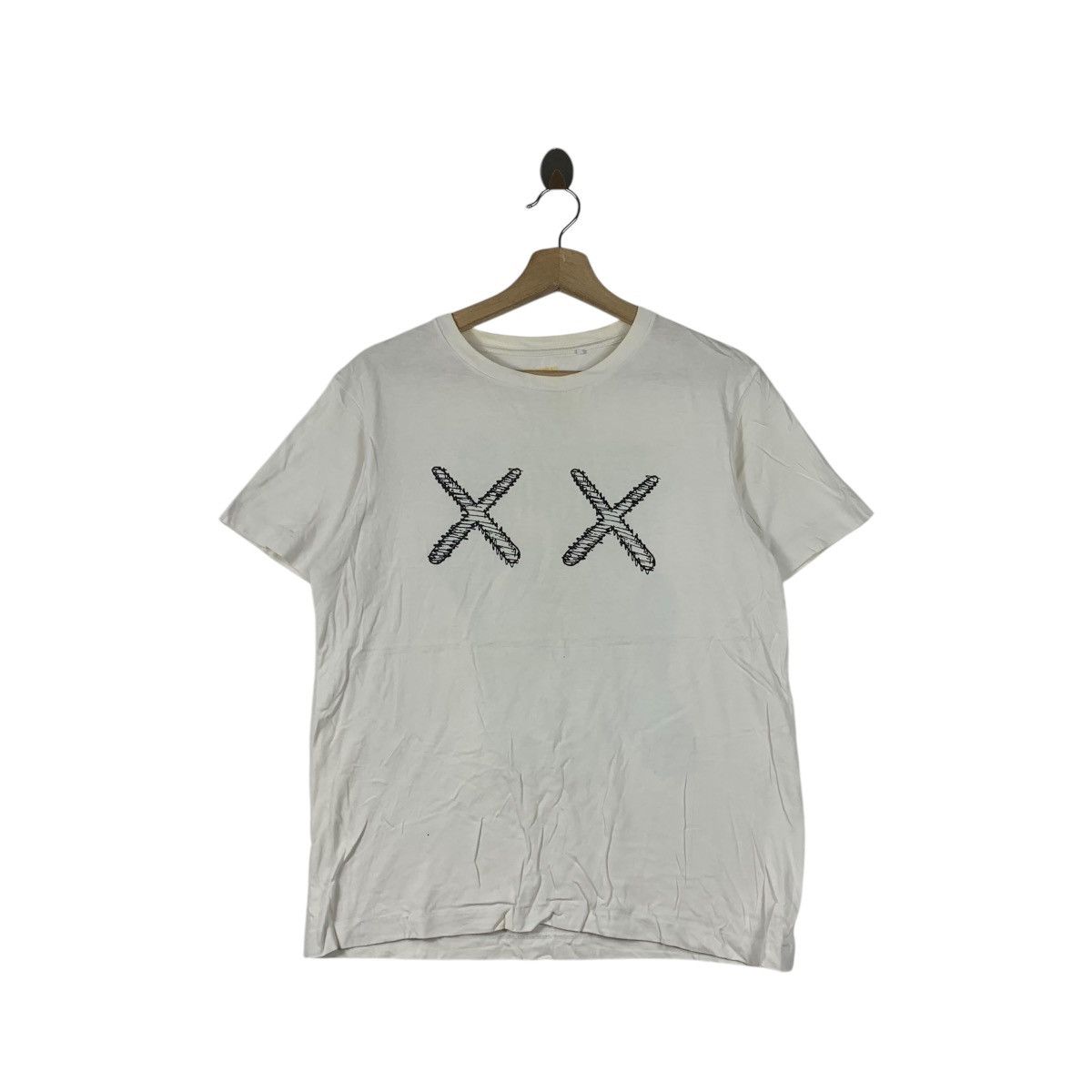 Kaws KAWS x UNIQLO COMPANION 2000 Tokyo Store Edition Tee Shirt Size US S / EU 44-46 / 1 - 1 Thumbnail