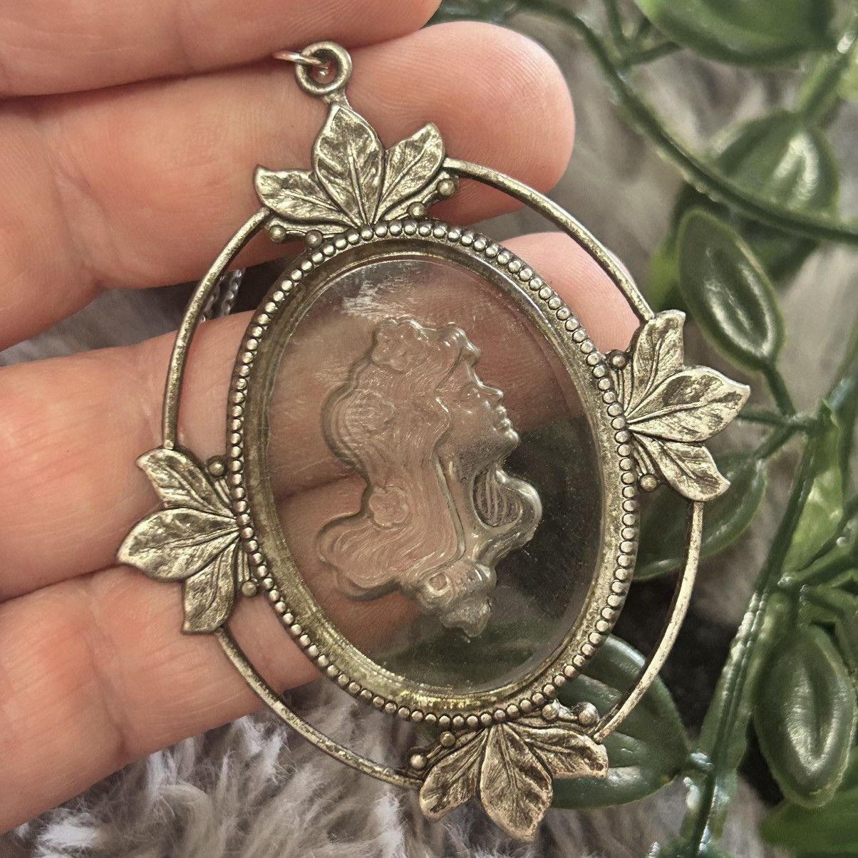 Vintage Vintage intaglio glass cameo on chain necklace Size ONE SIZE - 1 Thumbnail