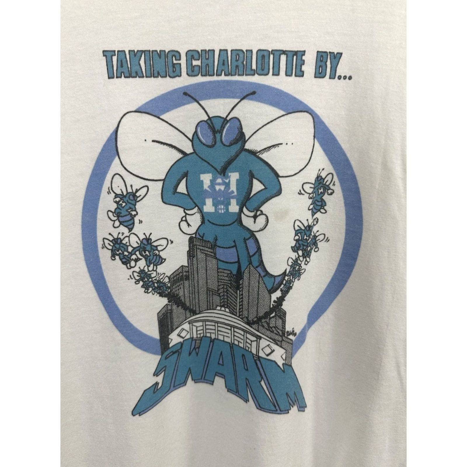 NBA VTG 80s NBA Charlotte Hornets Swarm Paper Thin Burnout Worn T-Shirt XL Mens White Size US XL / EU 56 / 4 - 4 Thumbnail