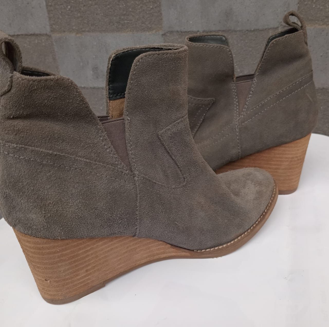Blondo Blondo Size 8 Irving Waterproof Suede Leather Wedge Size US 8 / IT 38 - 2 Thumbnail