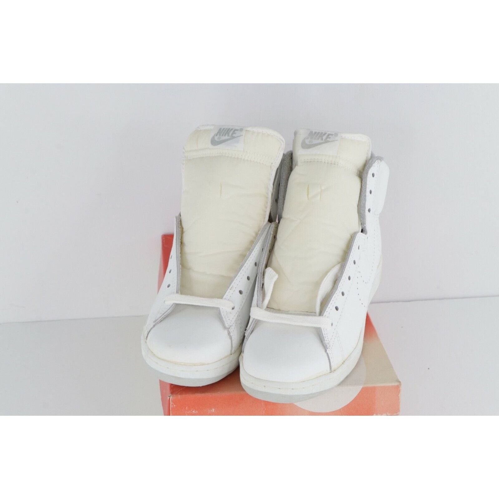 Nike × Vintage NOS Vintage Nike 1985 Racquette Perforated Leather Shoes Size US 10 / EU 43 - 2 Thumbnail