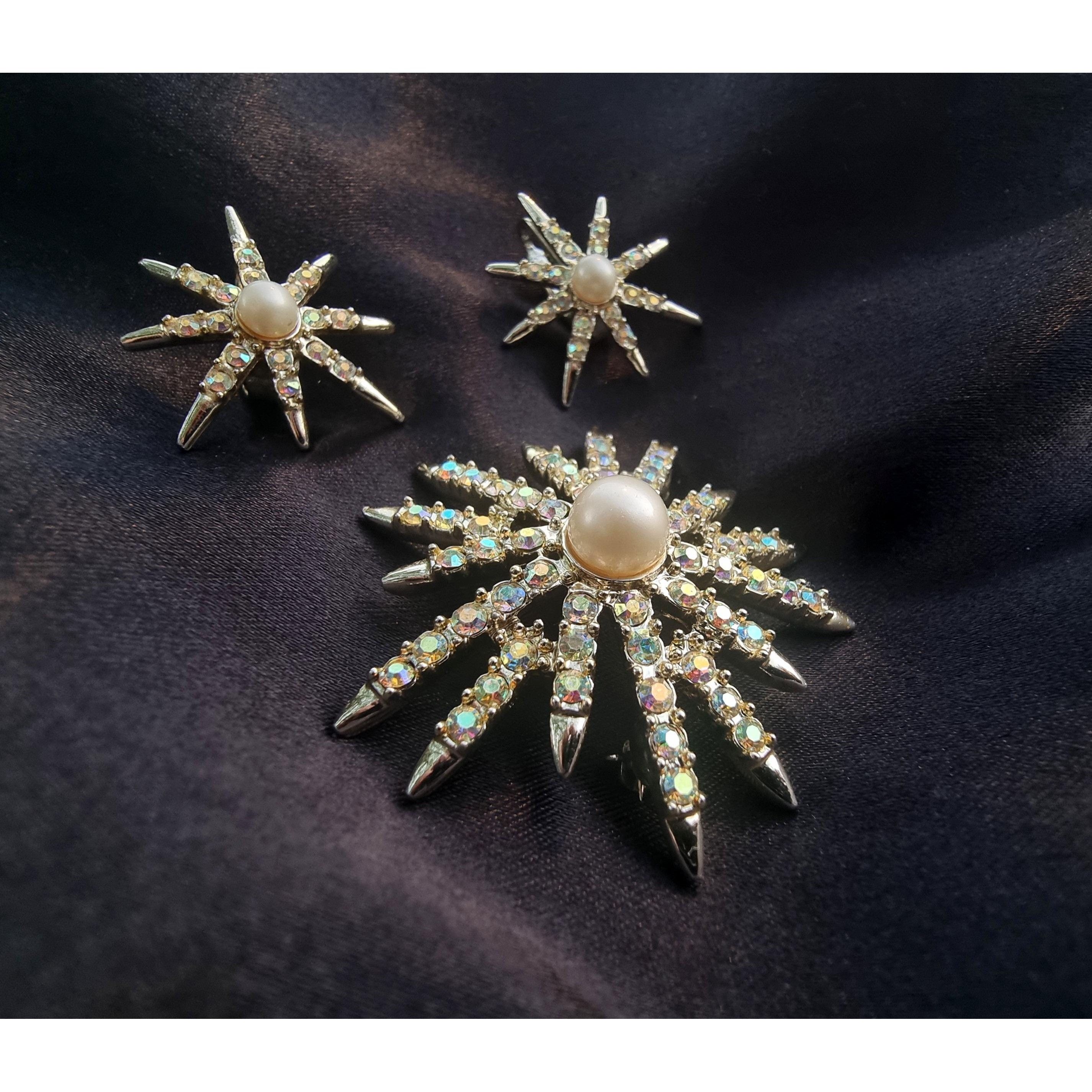Vintage Vintage EMMONS Signed Sparkly Rhineatone Pearls Star Burst P Size ONE SIZE - 1 Thumbnail