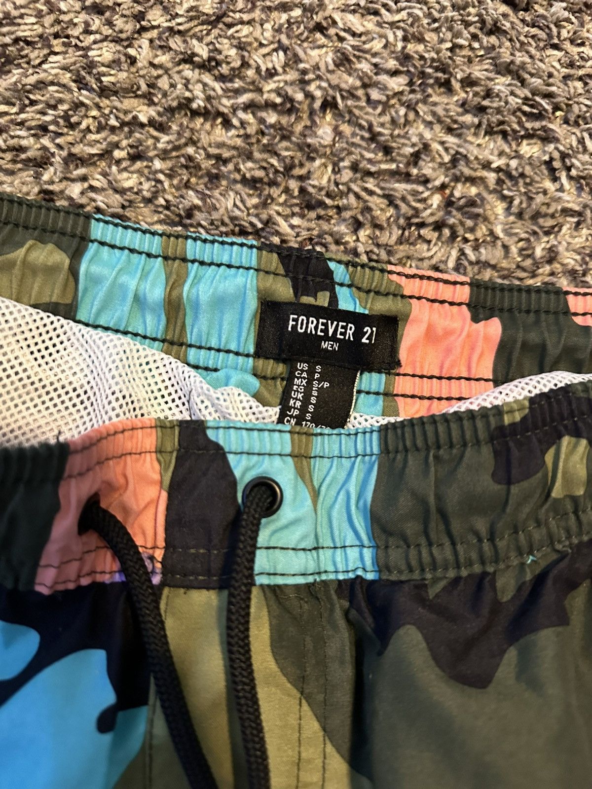 Forever 21 Forever 21 Camo Multicolor Trunk Shorts Men Size Small Size US 32 / EU 48 - 2 Thumbnail