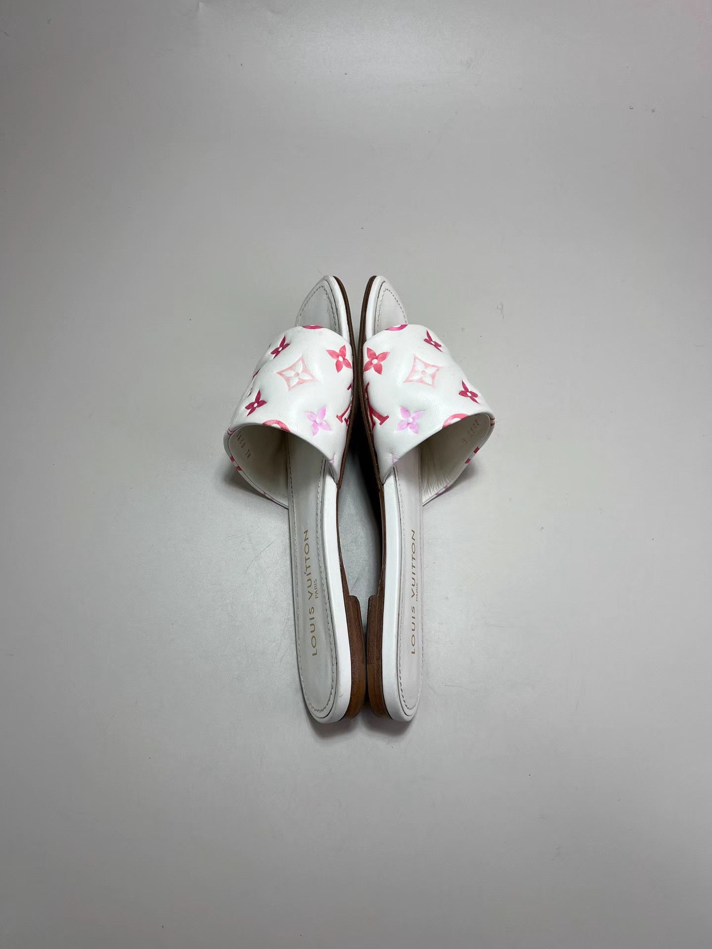 Louis Vuitton LOUIS VUITTON LV White & Pink Embossed Slide Sandals Size US 6 / EU 39 - 4 Thumbnail