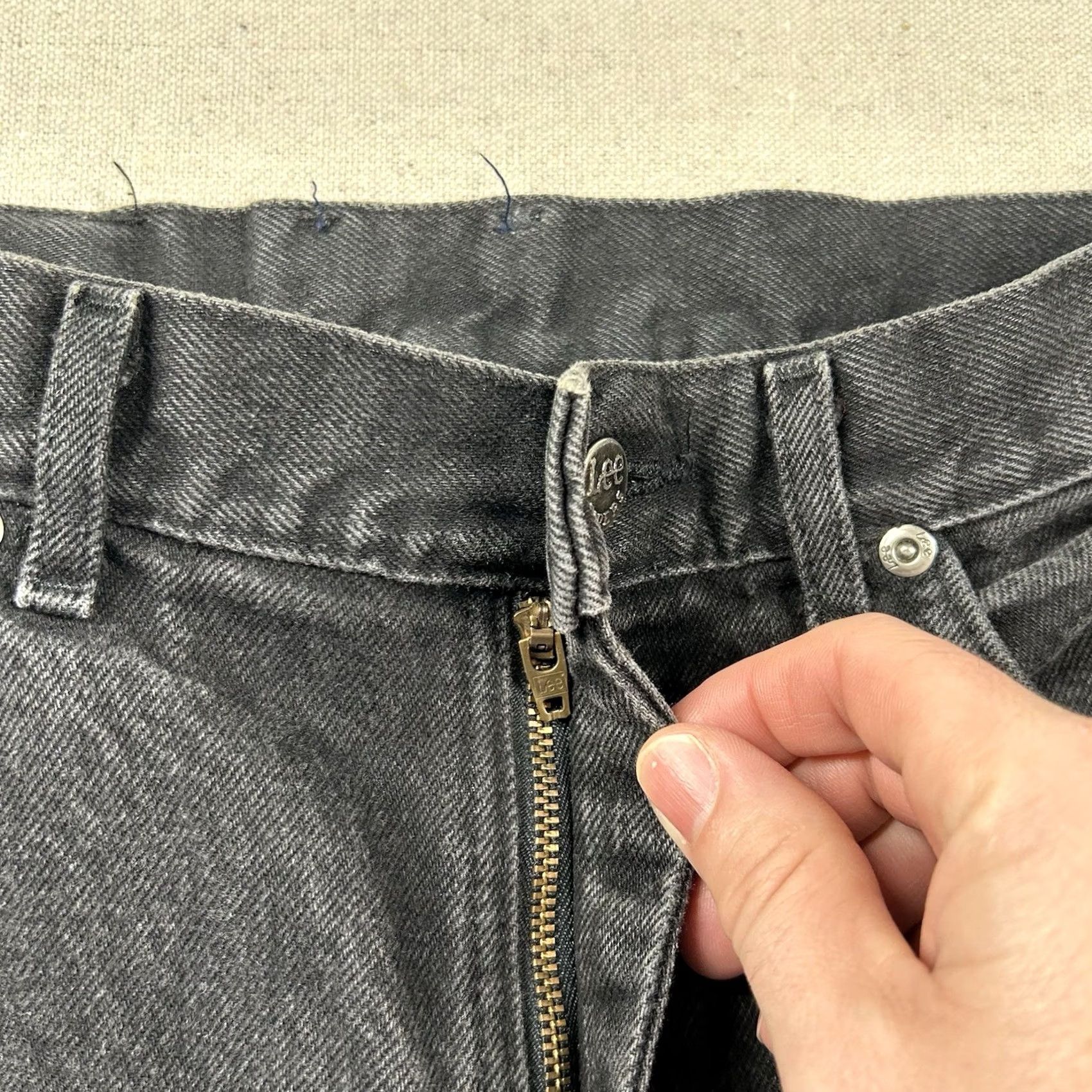 Lee VINTAGE Lee Jeans Womens 10L Tall 27x33 Mom High Rise Taper 90s Charcoal USA Jeans Mens Womens Girls Boys Size 32" / US 10 / IT 46 - 3 Thumbnail
