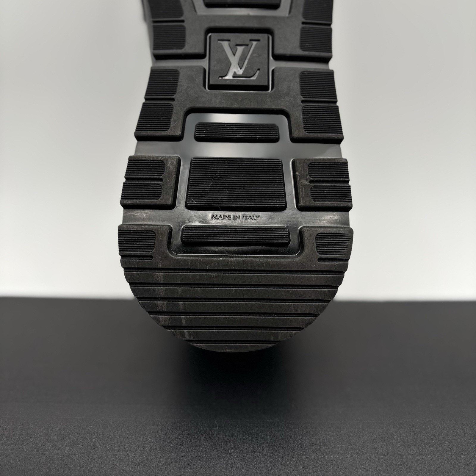 Louis Vuitton (9-9.5 US) Louis Vuitton Run Away Low ' Black ' | EXCELLENT! Size US 9.5 / EU 42-43 - 19 Thumbnail
