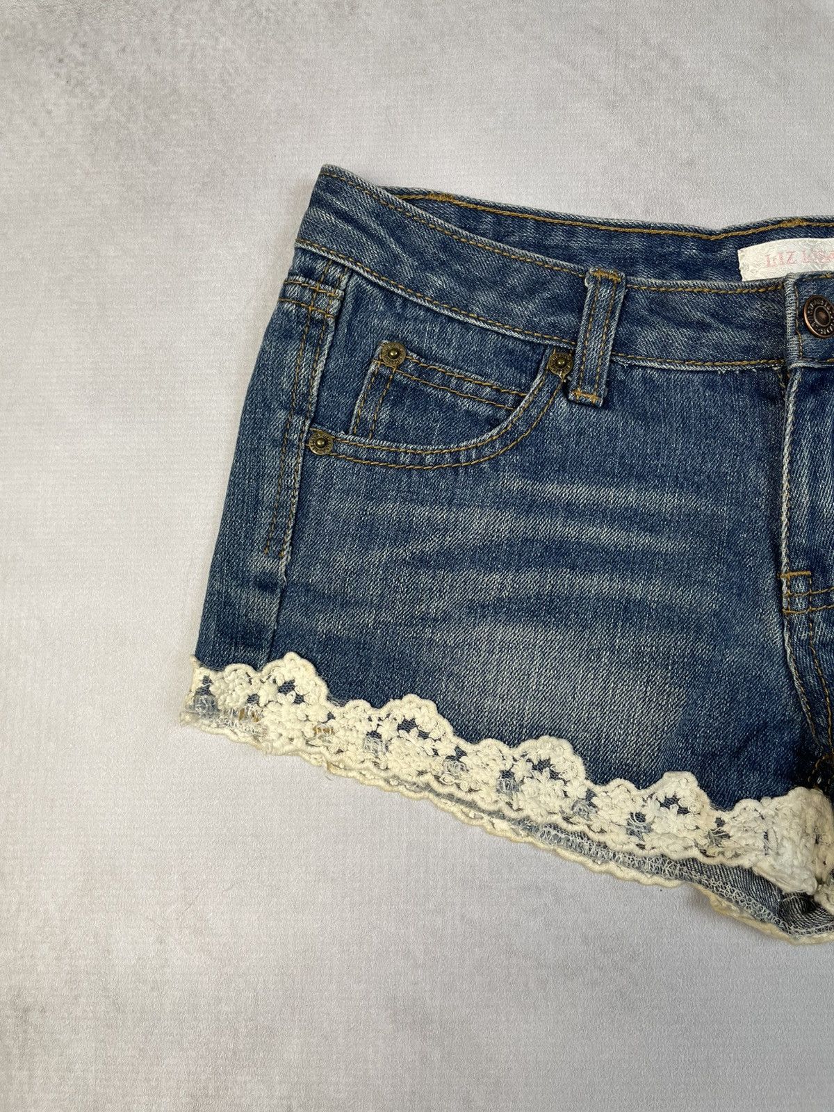 LIZ LISA Y2k Liz Lisa Crochet Lace Trim Denim Shorts Size 27" / US 4 / IT 40 - 2 Thumbnail
