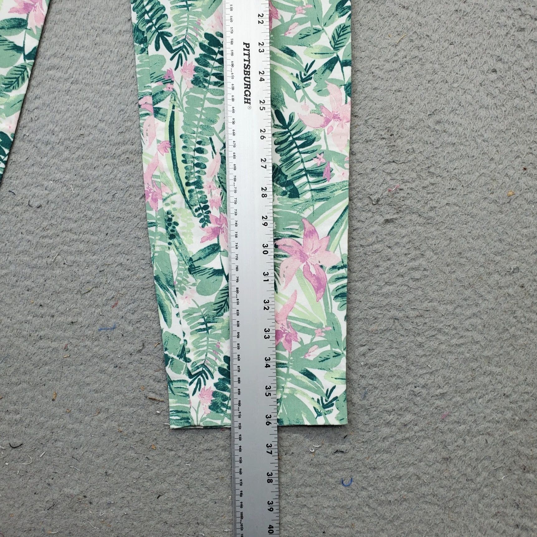 Old Navy Old Navy Pixie Chino Pants Womens Size 10 Multicolor Tropical Print Flat Front Size 32" / US 10 / IT 46 - 3 Thumbnail