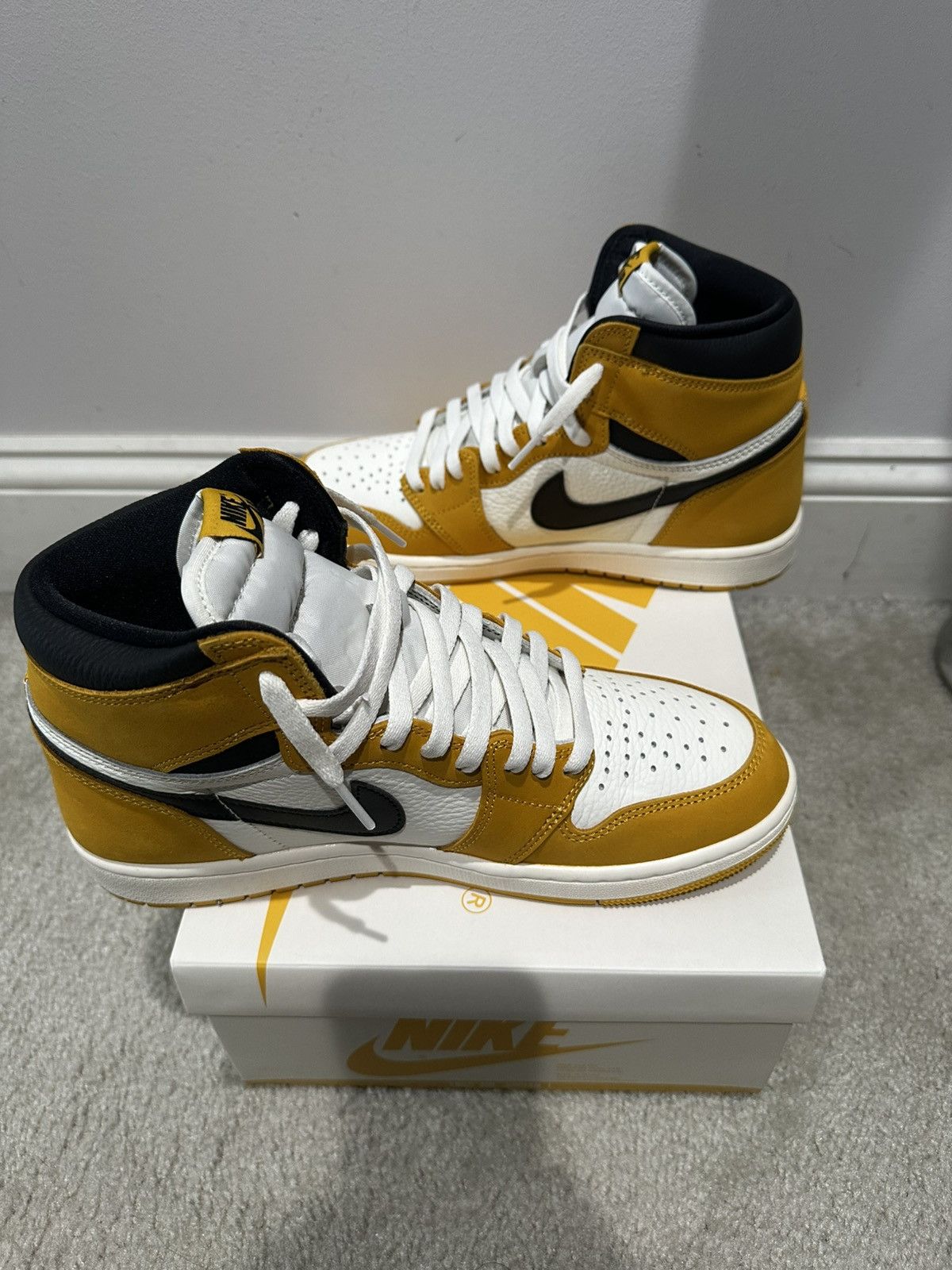 Jordan Brand Air Jordan 1 High OG Yellow Ochre Size US 9 / EU 42 - 5 Thumbnail