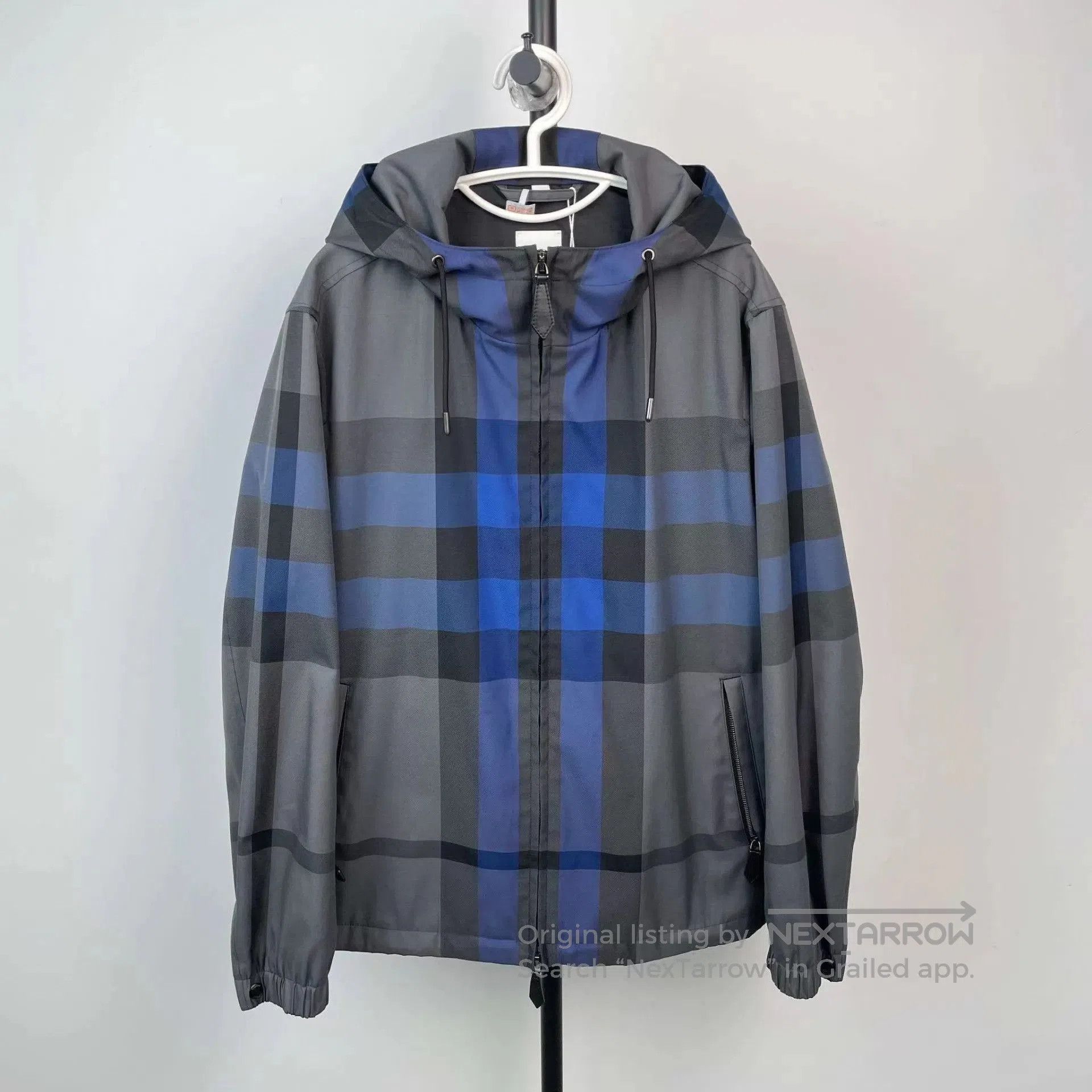 Burberry Hooded Checkered Light Jacket Blue Size M. Size US M / EU 48-50 / 2 - 1 Thumbnail