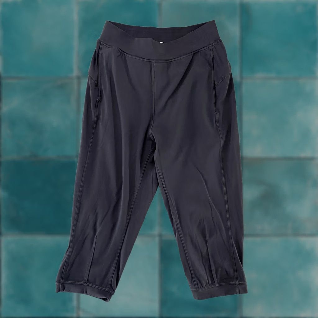 Lululemon Lululemon Pants Womens 6 Gray Capri Stretch Rejuvenate Yoga Activewear Size 28" / US 6 / IT 42 - 1 Thumbnail
