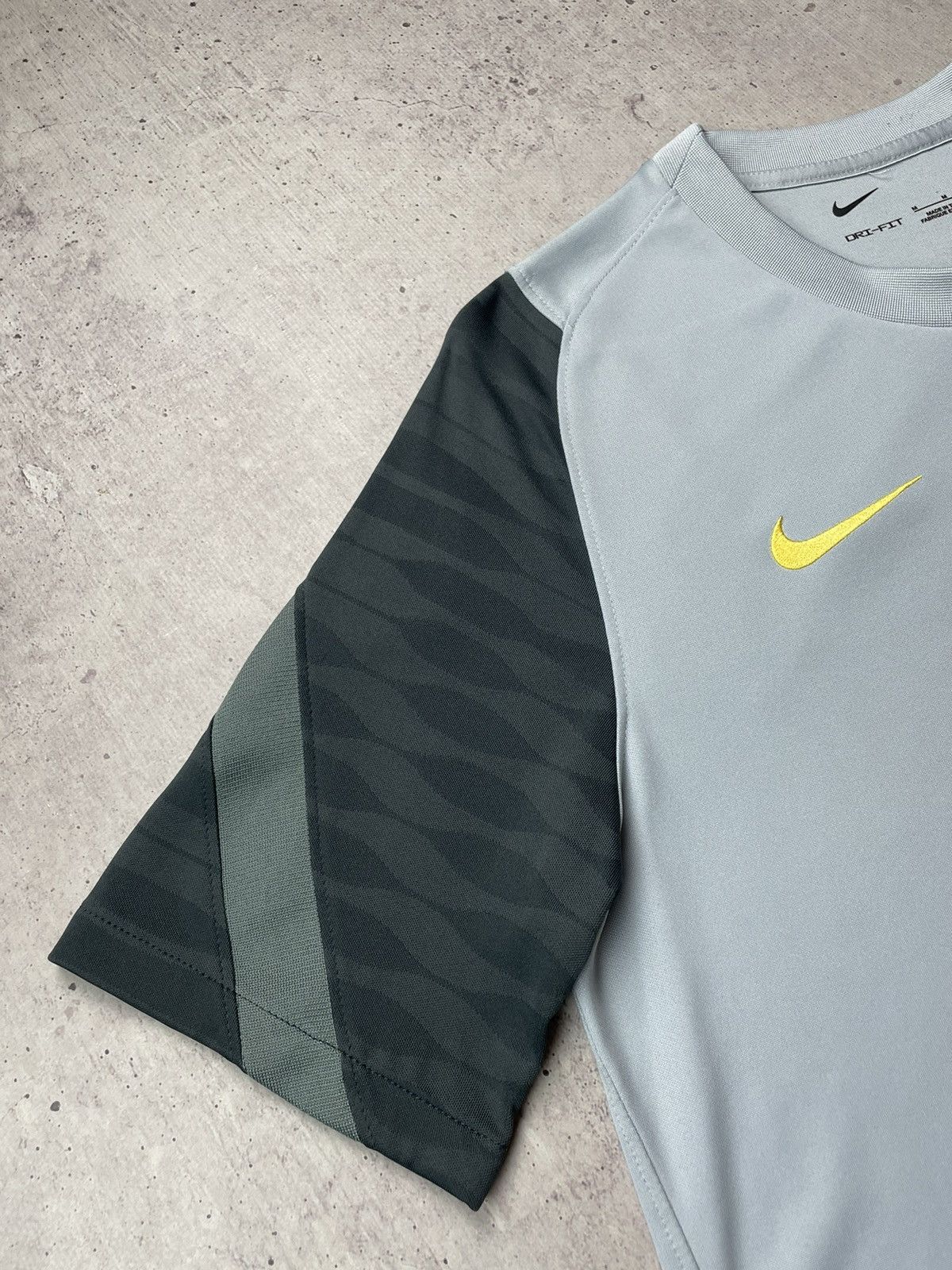 Nike Nike Liverpool soccer jersey size M Size US M / EU 48-50 / 2 - 5 Thumbnail