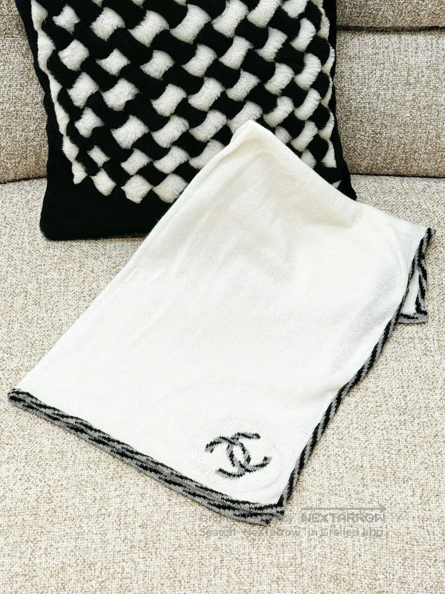 Chanel Chanel 23C White Cashmere Scarf. Size ONE SIZE - 2 Thumbnail