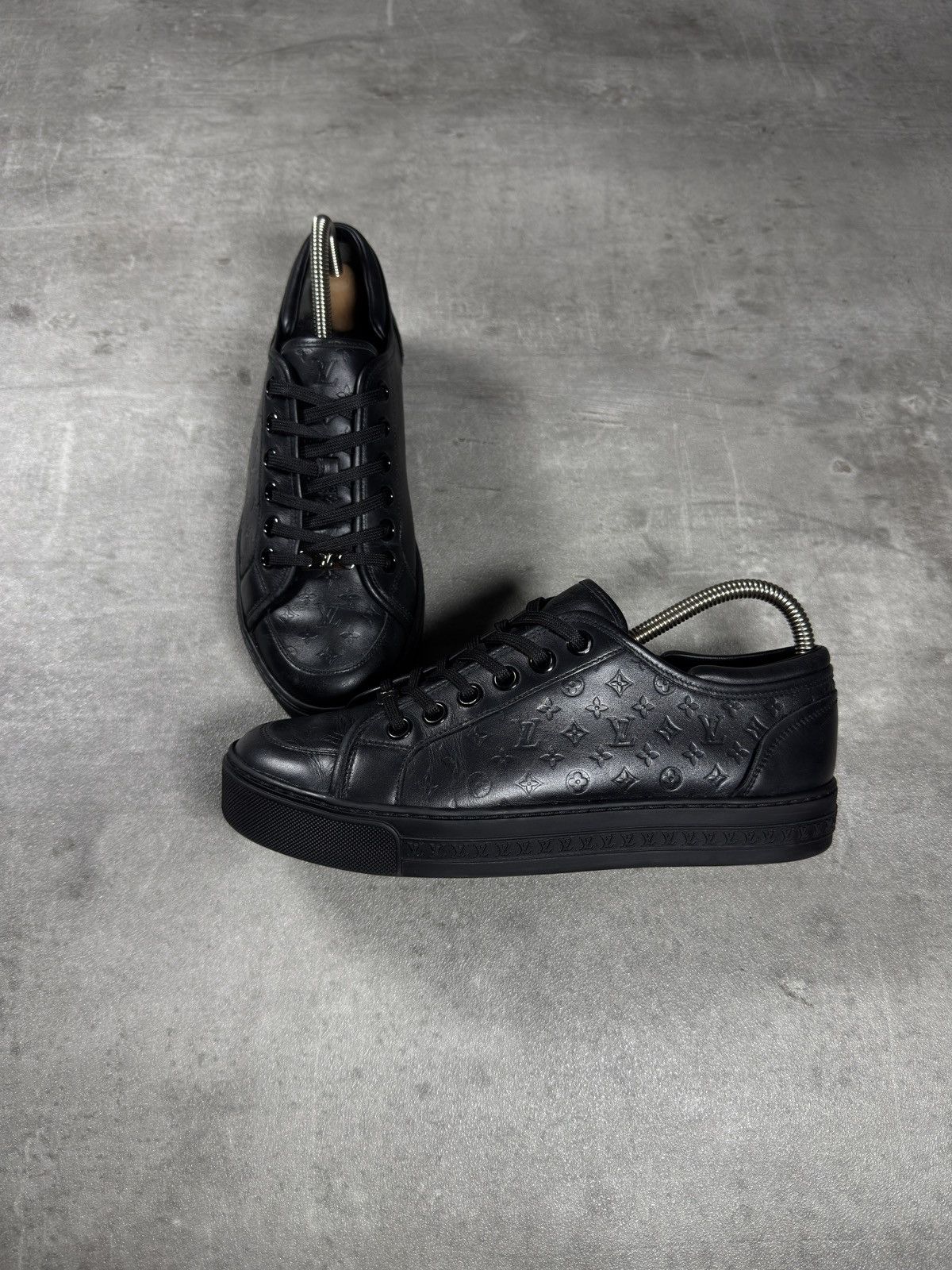 Louis Vuitton Louis Vuitton Monogram Low-Top Sneakers – Black Size US 7 / EU 40 - 2 Thumbnail